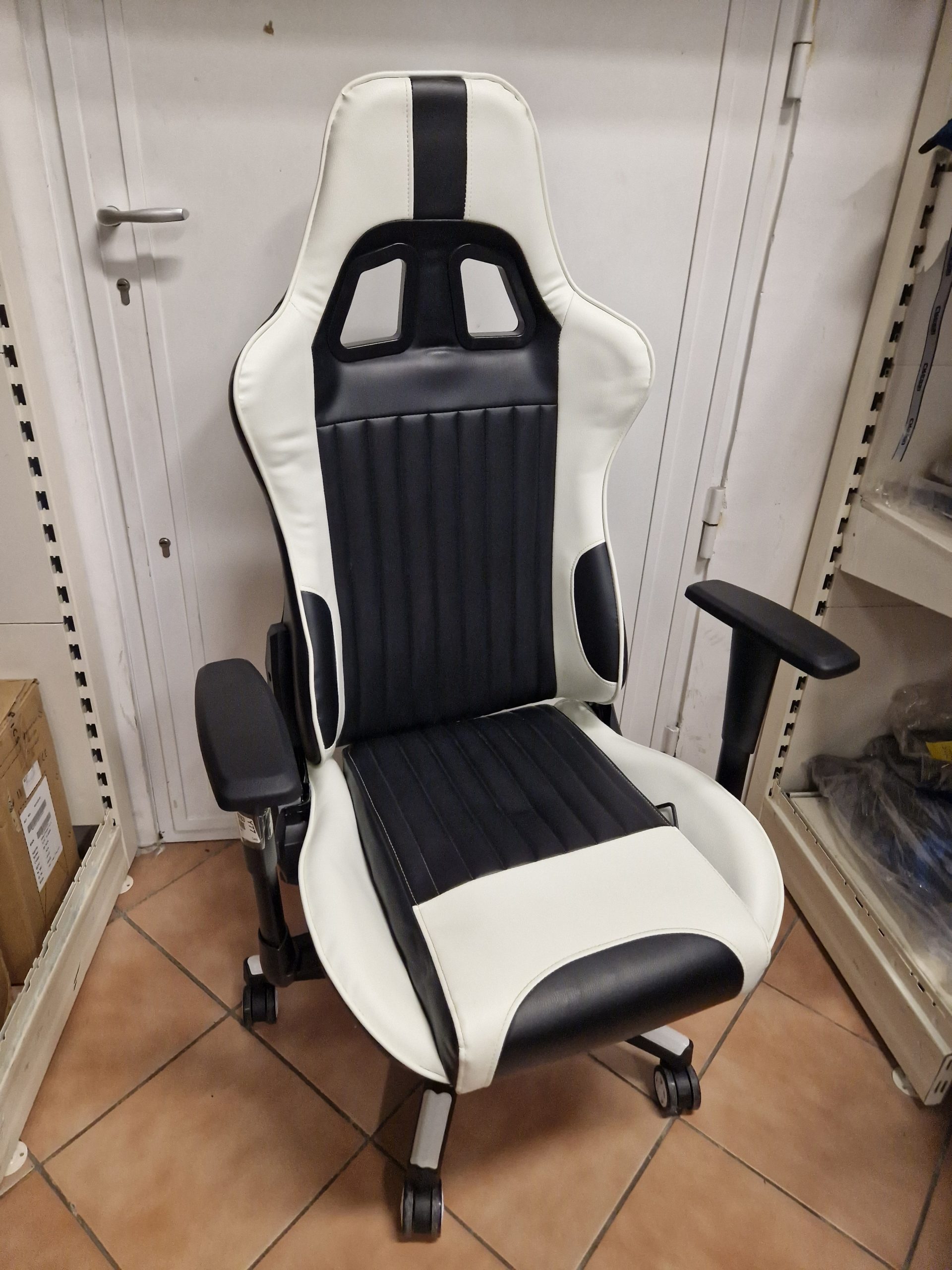Newskill fekete fehér gamer-irodai szék, kiemelt kép
