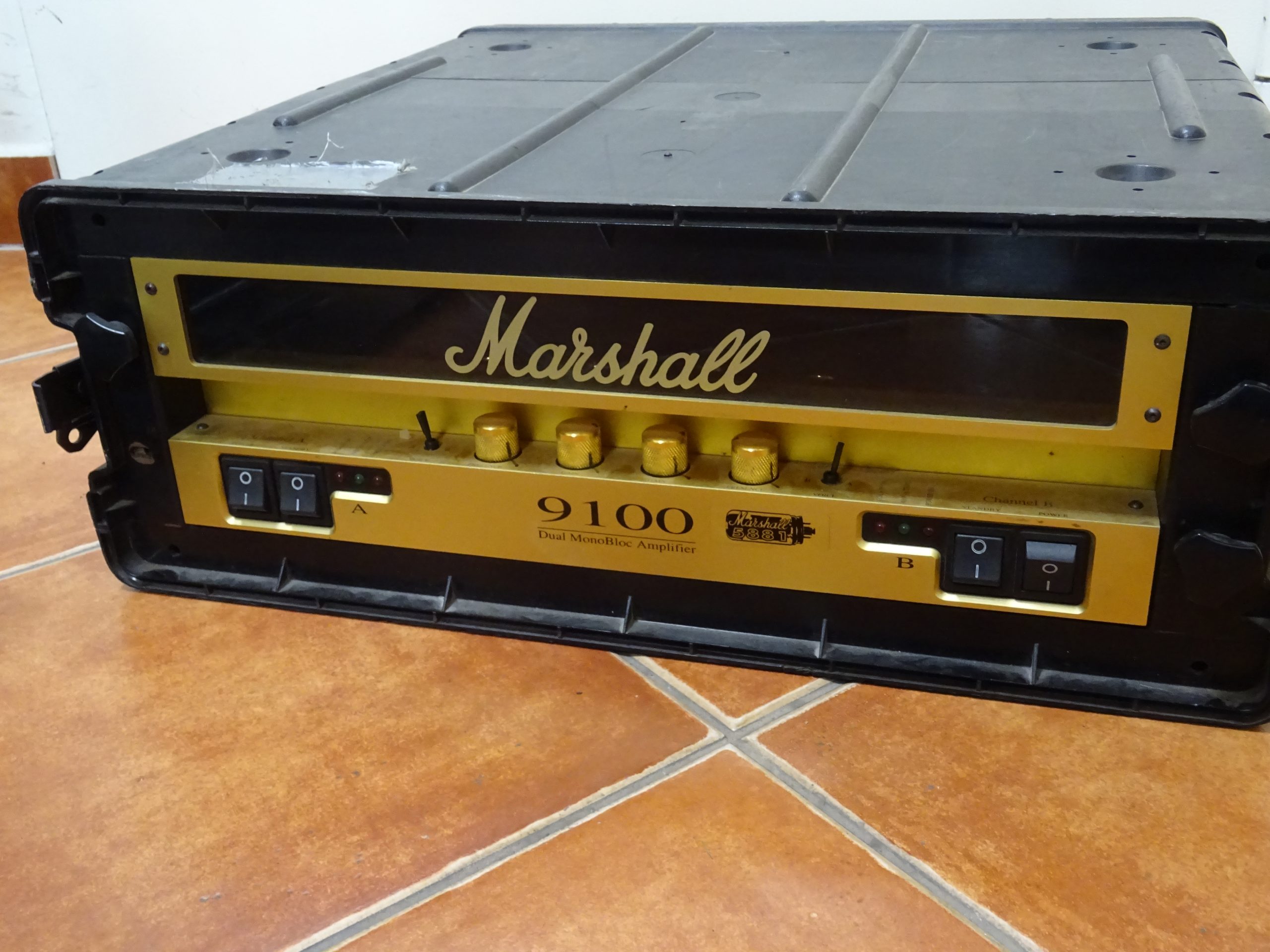 Marshall 9100 csöves erősítő -kofferben, kiemelt kép