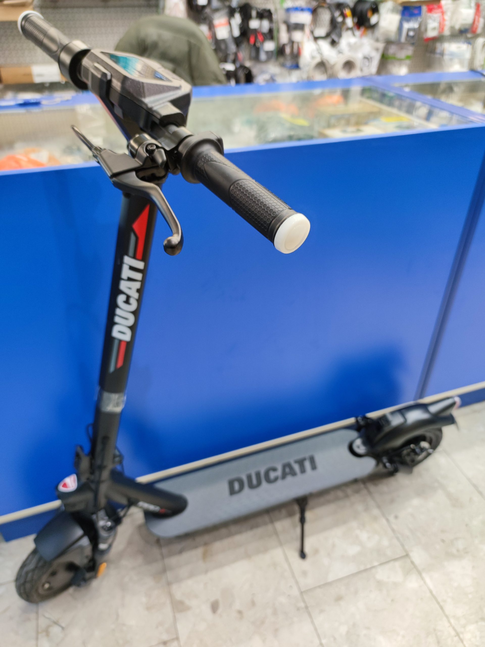 Ducati Pro II EVO elektromos roller (index és lengéscsillapító) 2 km-t futott!, kiemelt kép