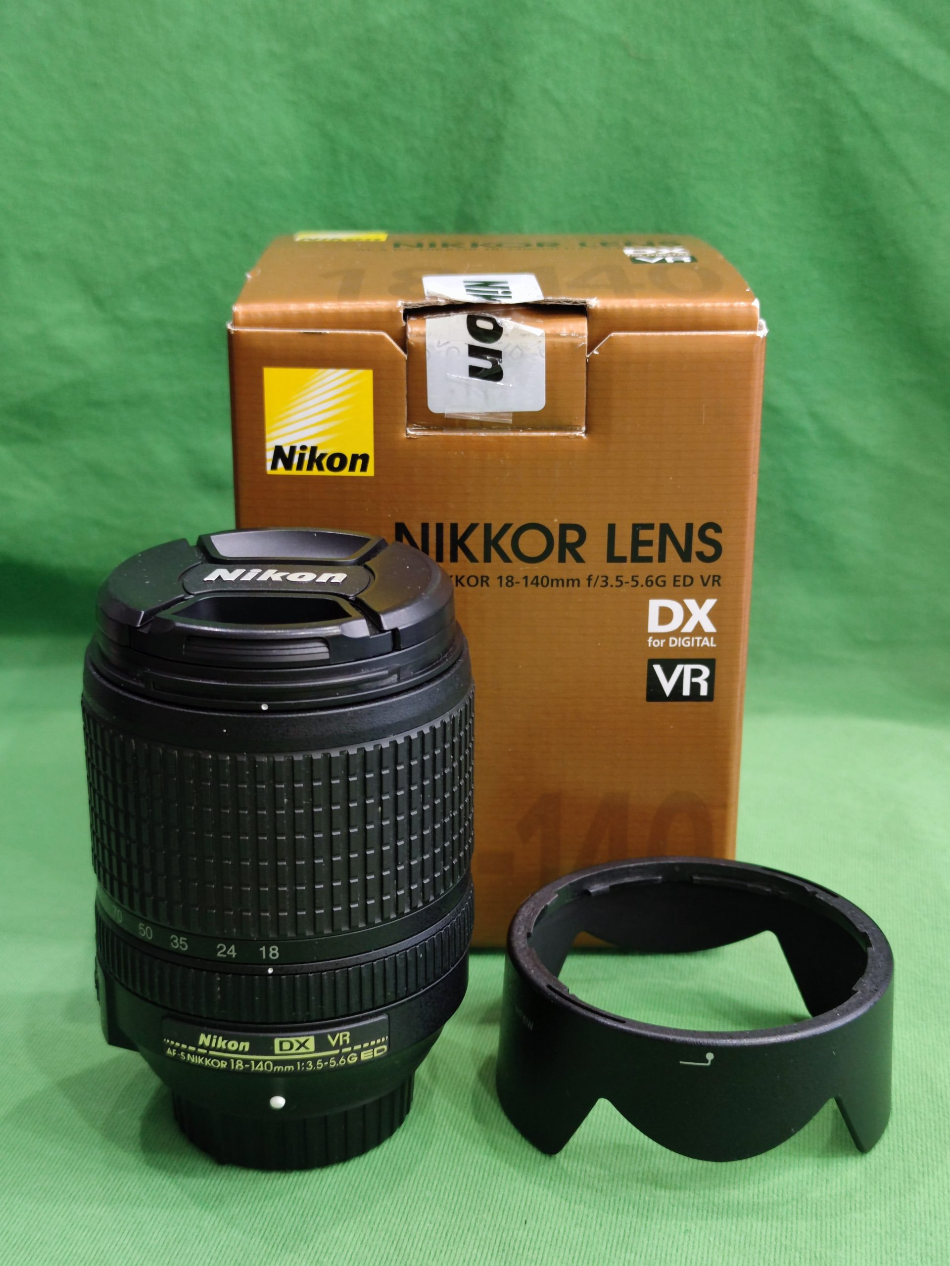 Nikon AF-S DX 18-140mm f/3.5-5.6 G ED VR objektív dobozában, kiemelt kép