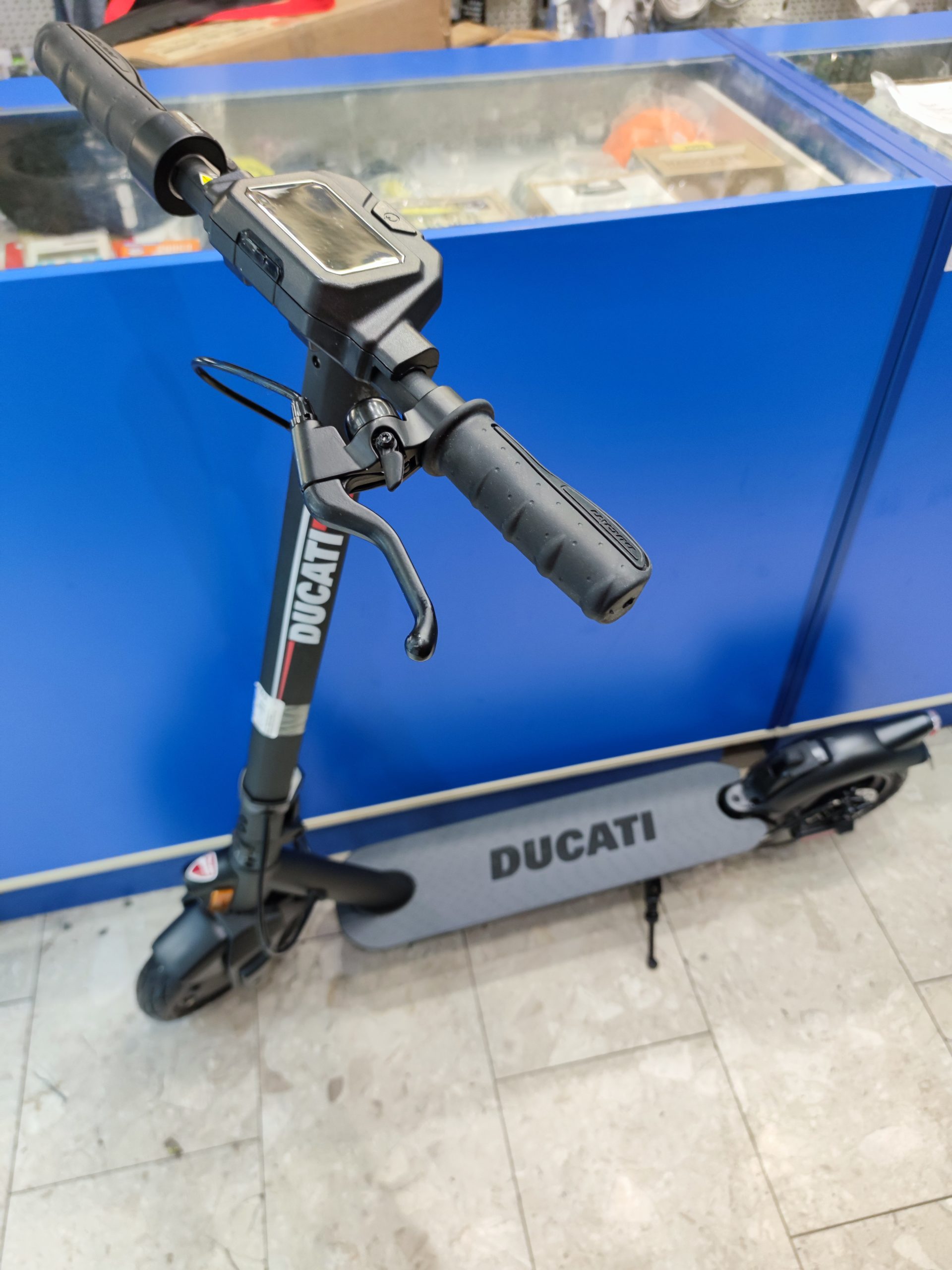 Ducati Pro-II Plus 350W elektromos roller dobozában! 0km-t futott!, kiemelt kép