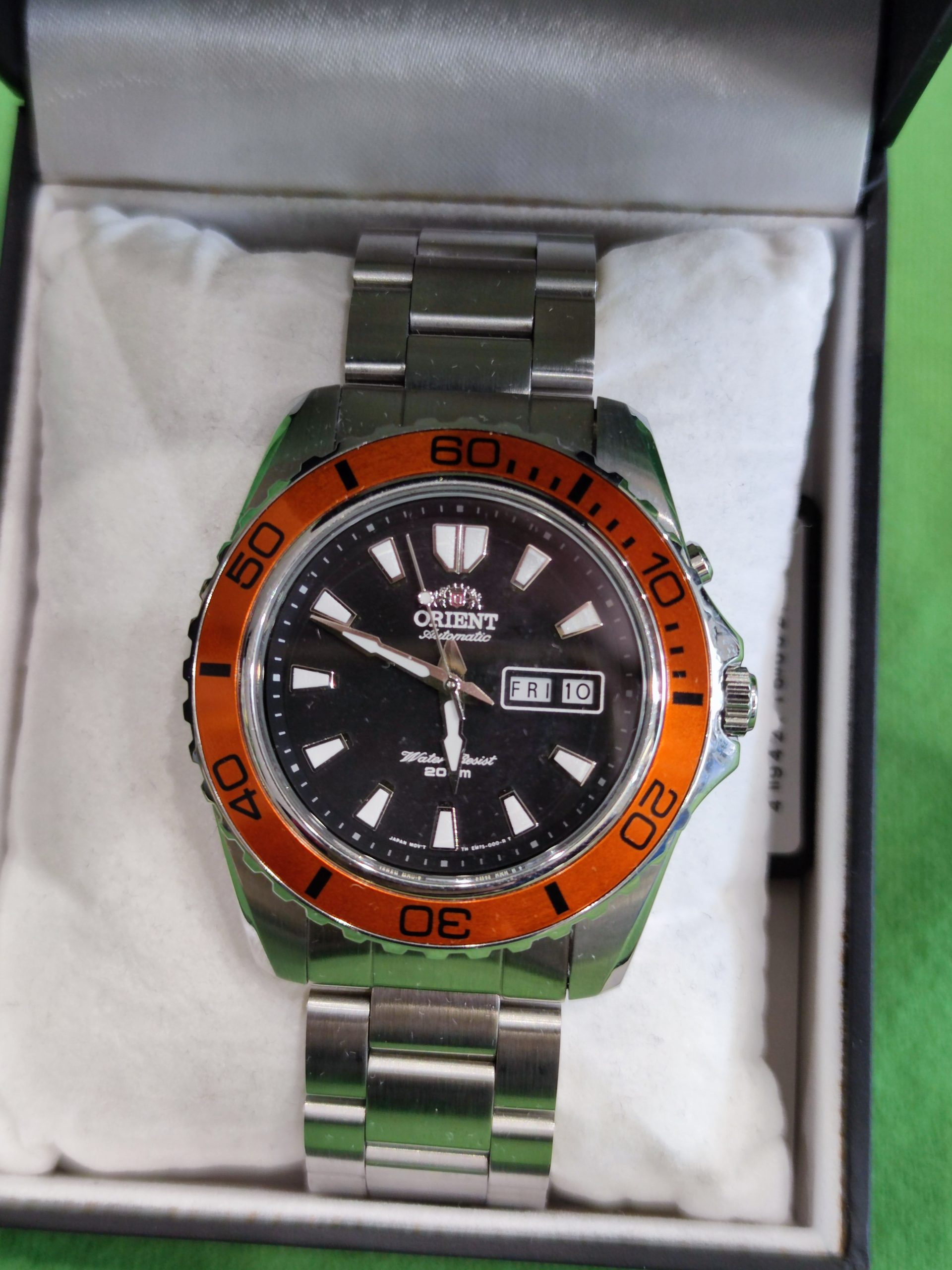 ORIENT Mako XL EM75004B – Japán automata búváróra, 44,5 mm, narancs lünetta, fém szíj, kiemelt kép