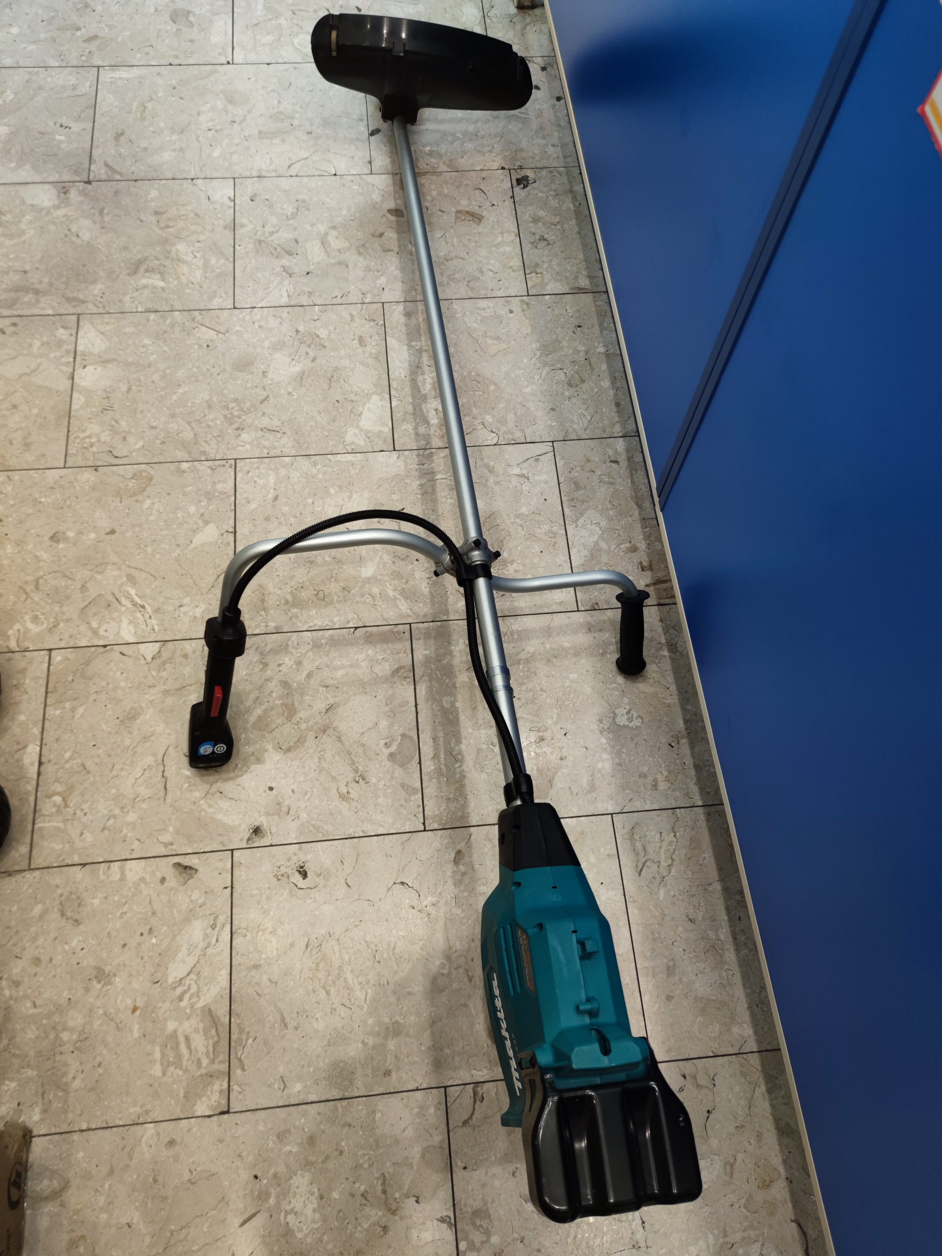 GARANCIÁVAL Makita DUR369APT2 akkus fűkasza – 2 × 18V (36V) | 430 mm | szénkefementes | 2 db 5Ah akku + gyorstöltő!, kiemelt kép