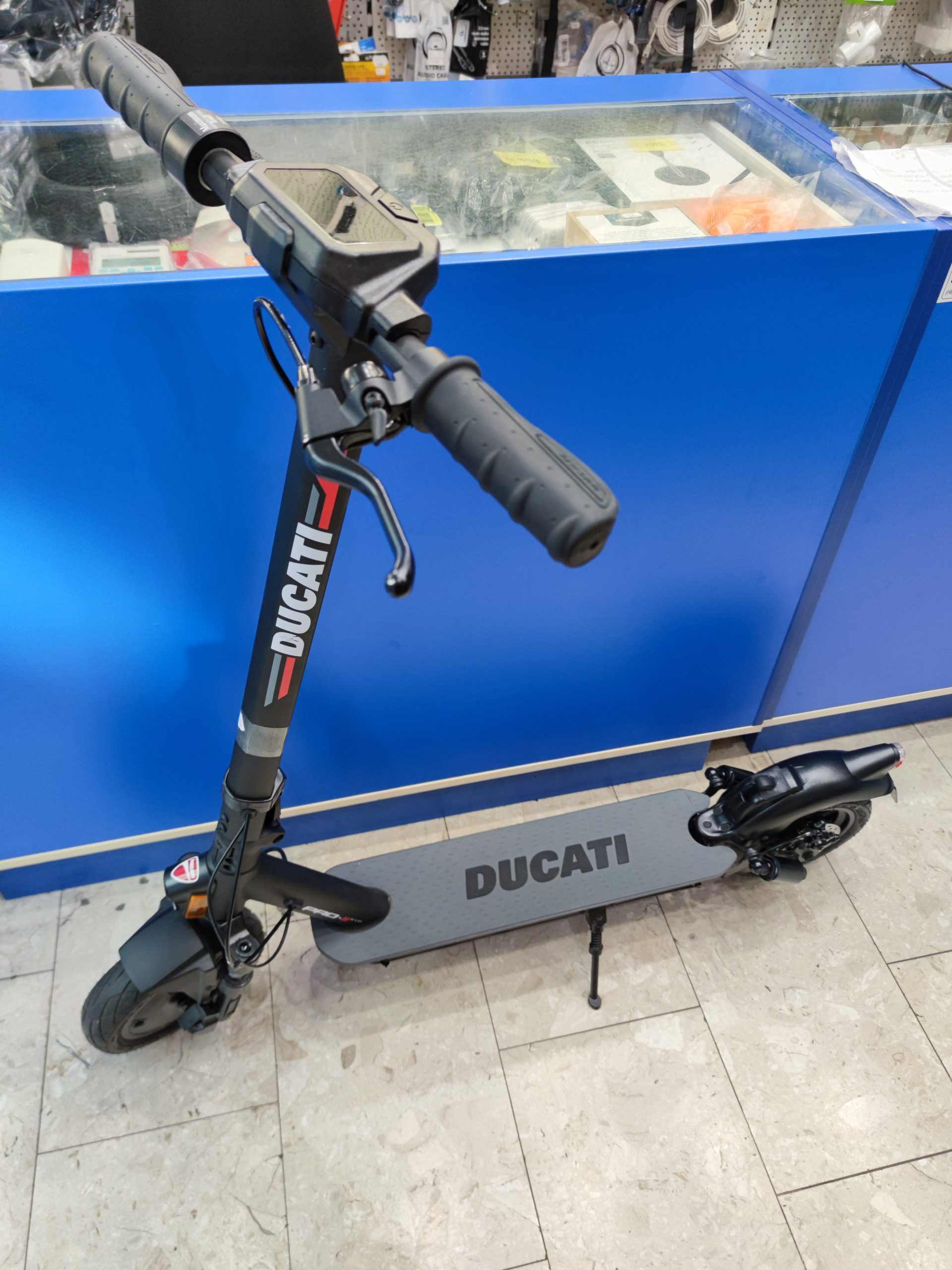 Ducati Pro II EVO elektromos roller ( lengéscsillapító) 34 km-t futott!, kiemelt kép