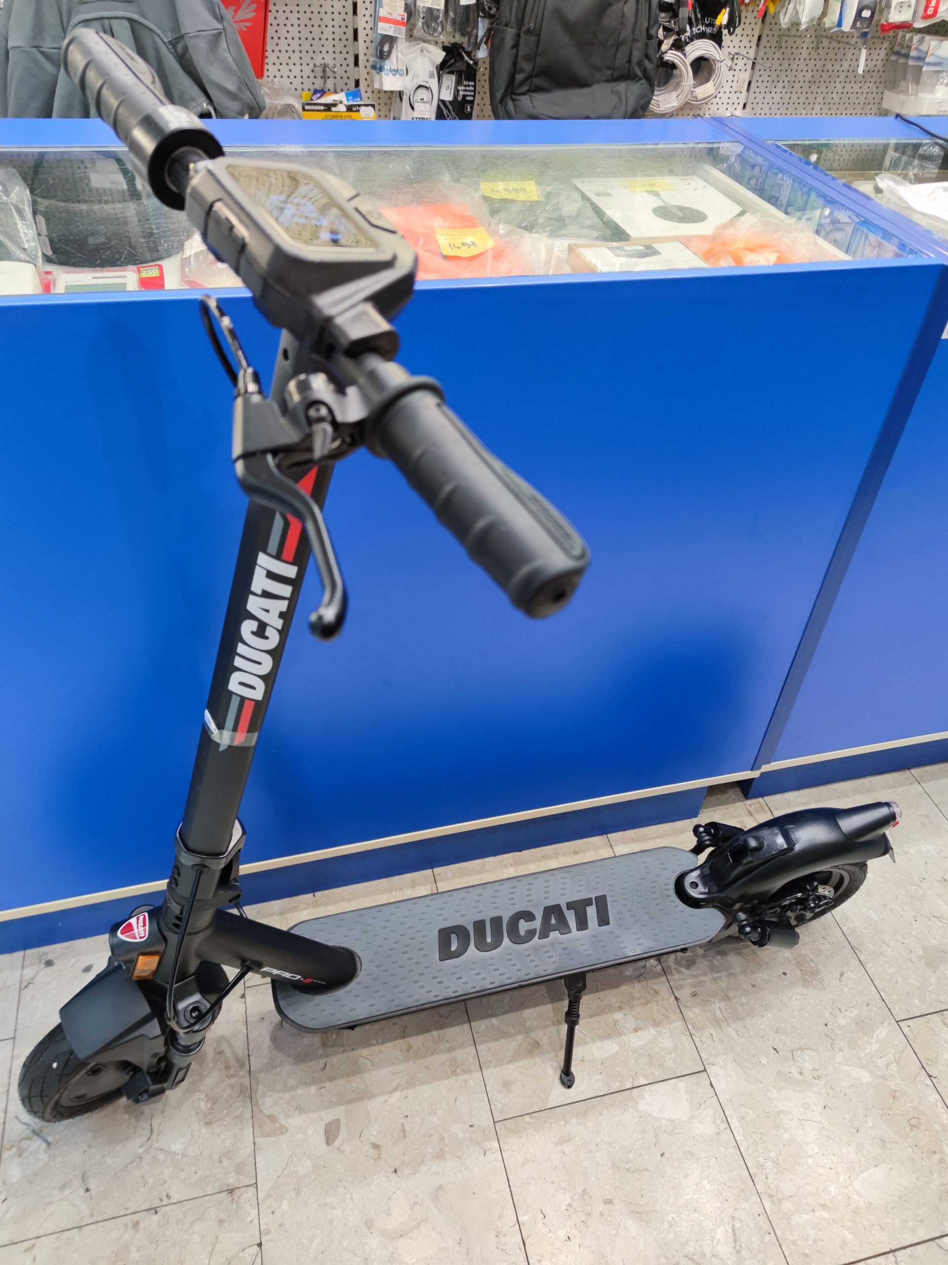 Ducati Pro II EVO elektromos roller (lengéscsillapító). 53 km-t futott!, kiemelt kép