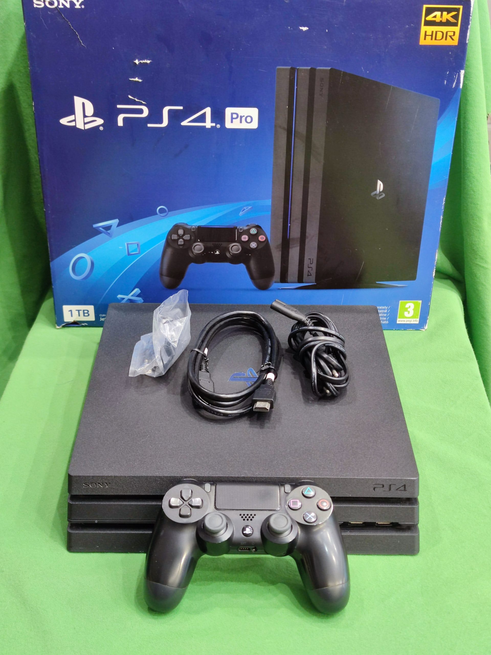 Sony PS4 Pro 1TB konzol + 1 játék, kiemelt kép