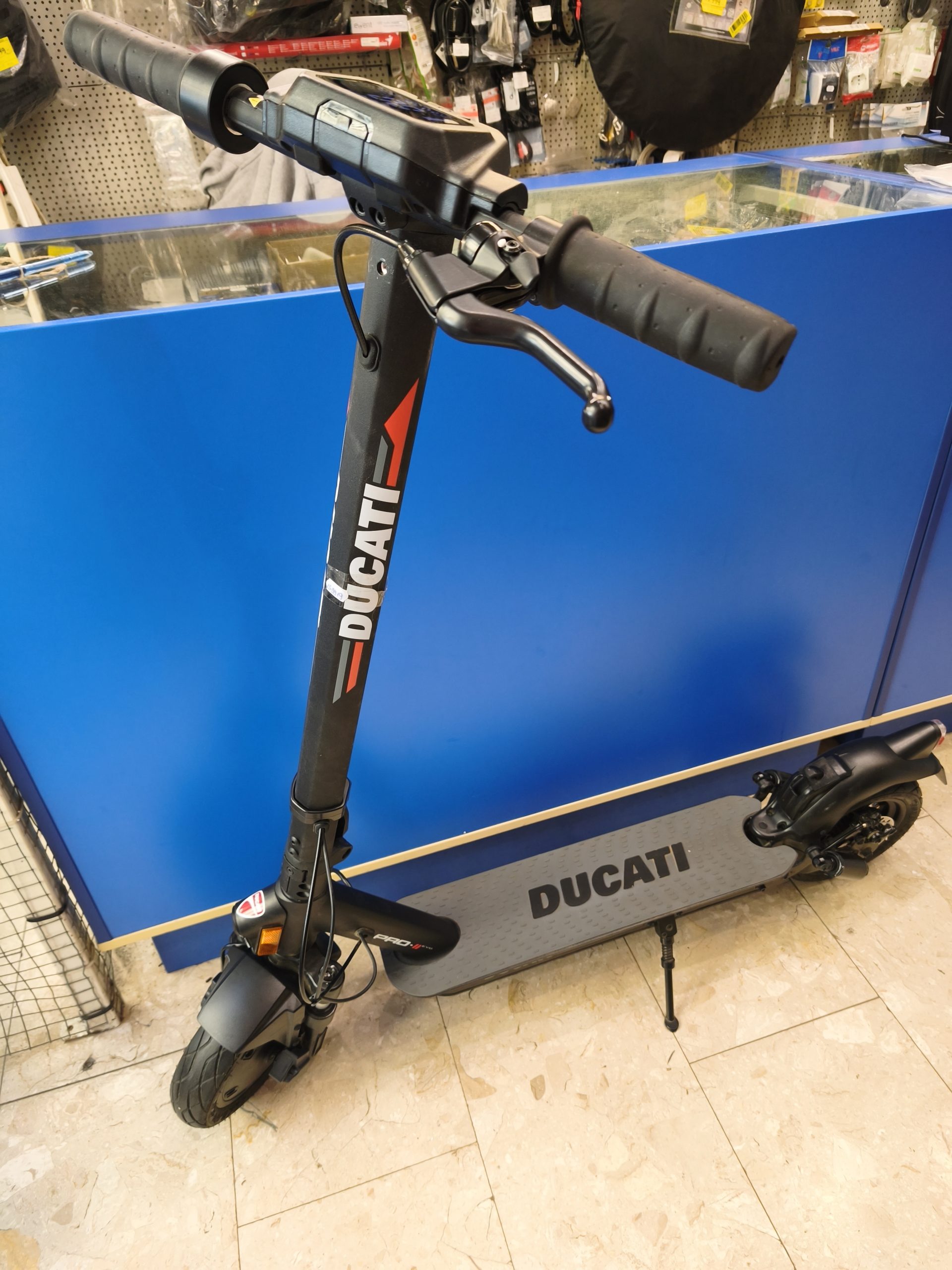 Ducati Pro II EVO elektromos roller (lengéscsillapító) - dobozában! 428 km-t futott!, kiemelt kép