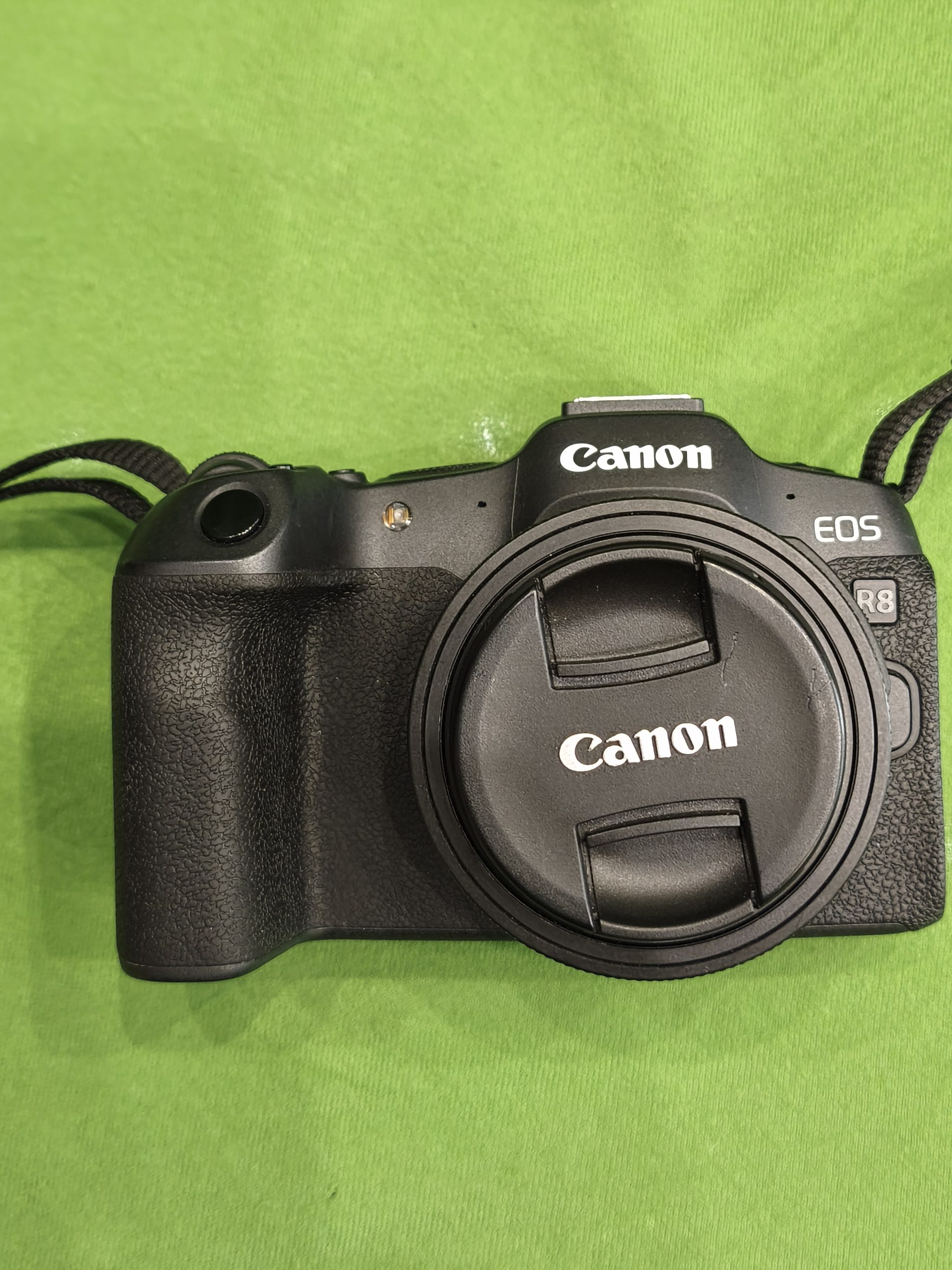 Canon EOS R8 full-frame tükör nélküli fényképezőgép Canon RF 28mm F2.8 STM objektívvel, kiemelt kép