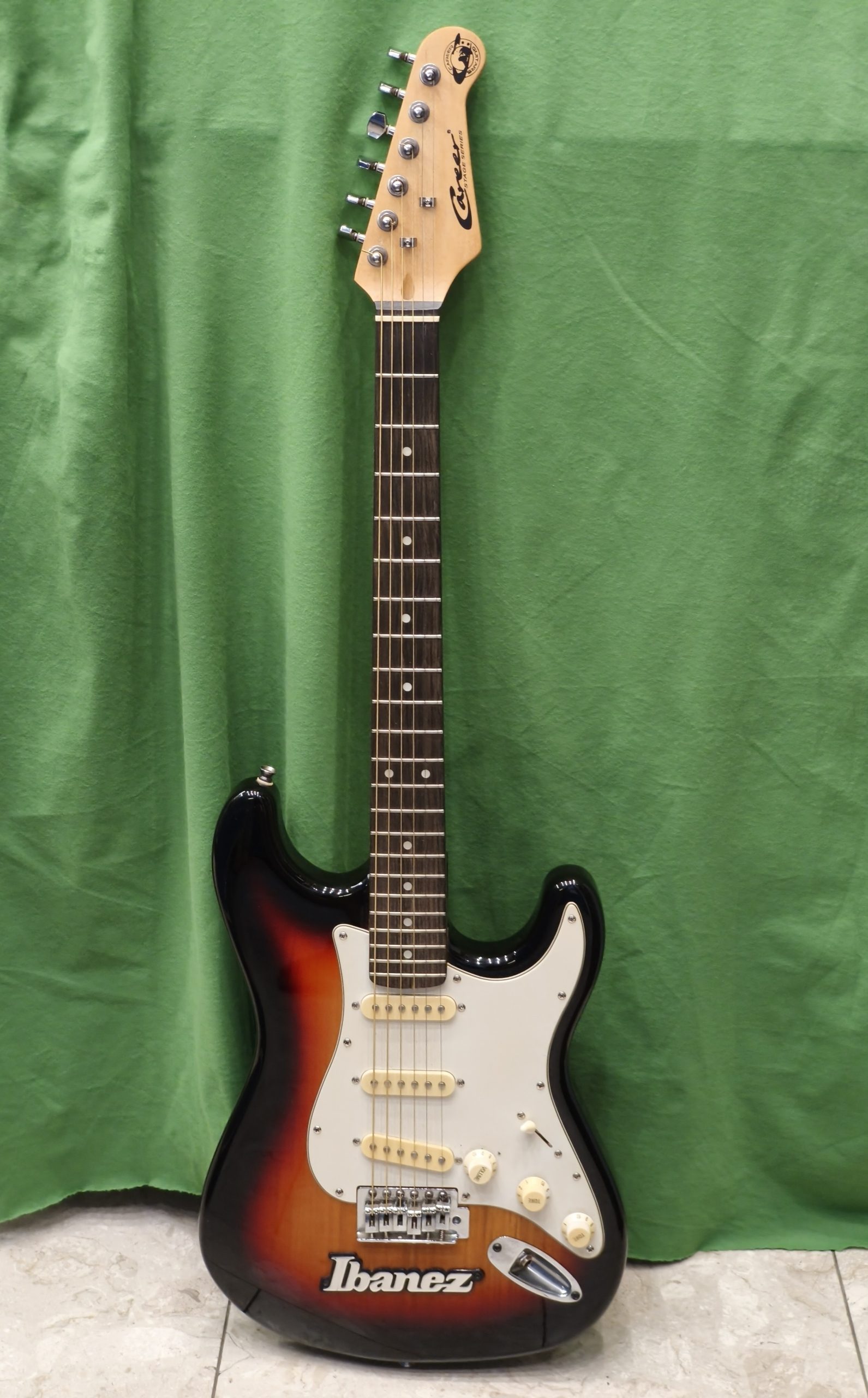 Career Stage Series Stratocaster elektromos gitár, Sunburst színben., kiemelt kép