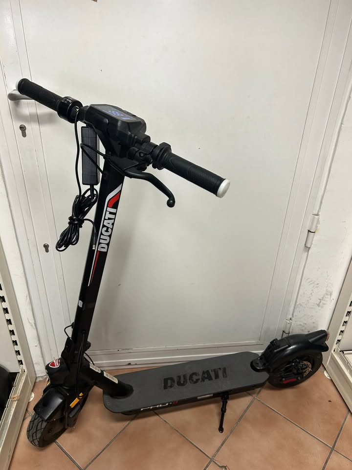 Ducati Pro-II Plus elketromos roller 35 km/h 133 km, kiemelt kép