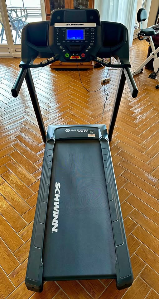 Futógép 0-16km/h motoros dőlésszög 10% ig Schwinn 510T, kiemelt kép
