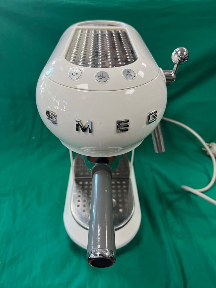 SMEG Kávéfőző, őrölt kávéval használható, forróvíz (tea) funkció, fehér, kiemelt kép
