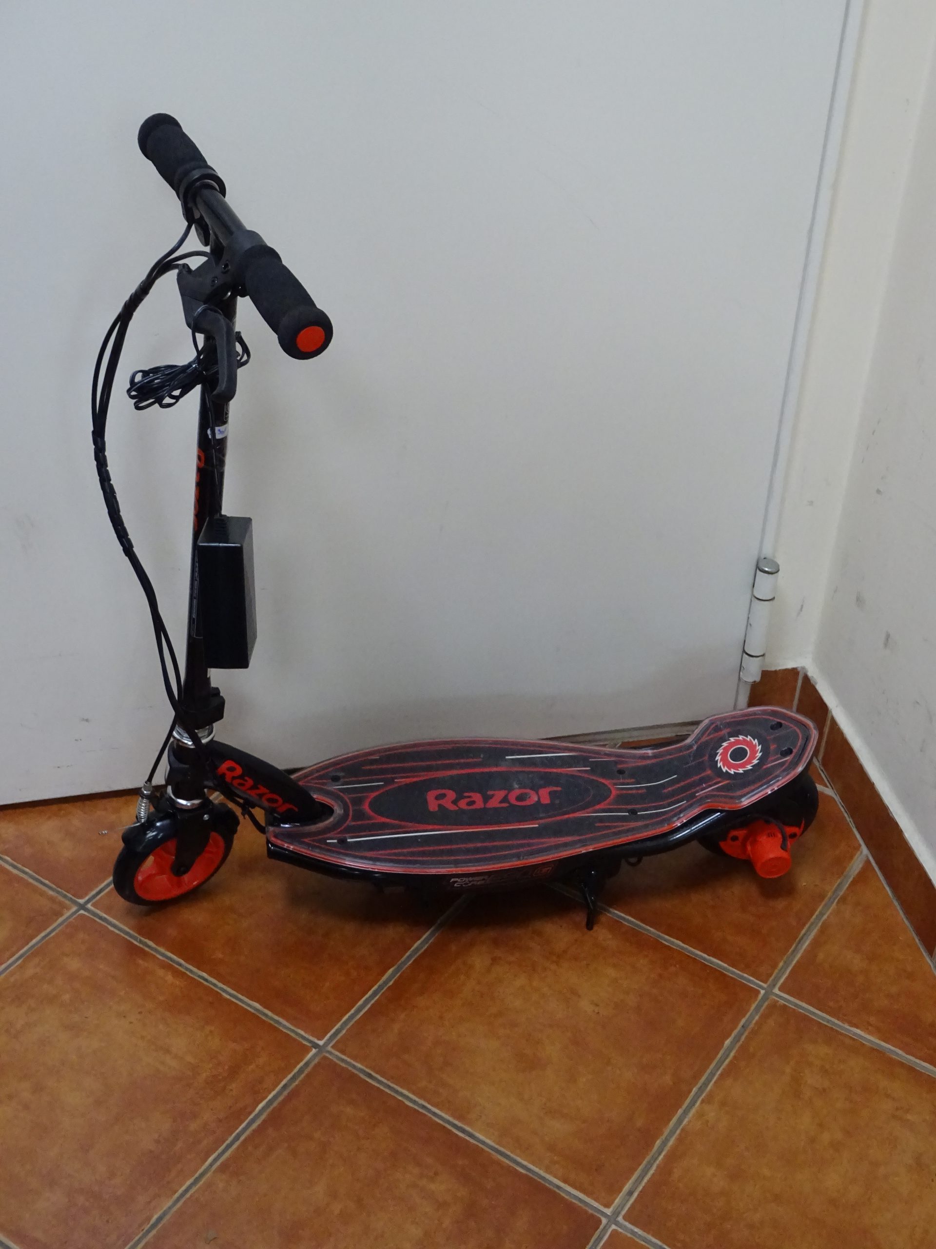 Razor E90  Elektromos gyerek roller piros, kiemelt kép