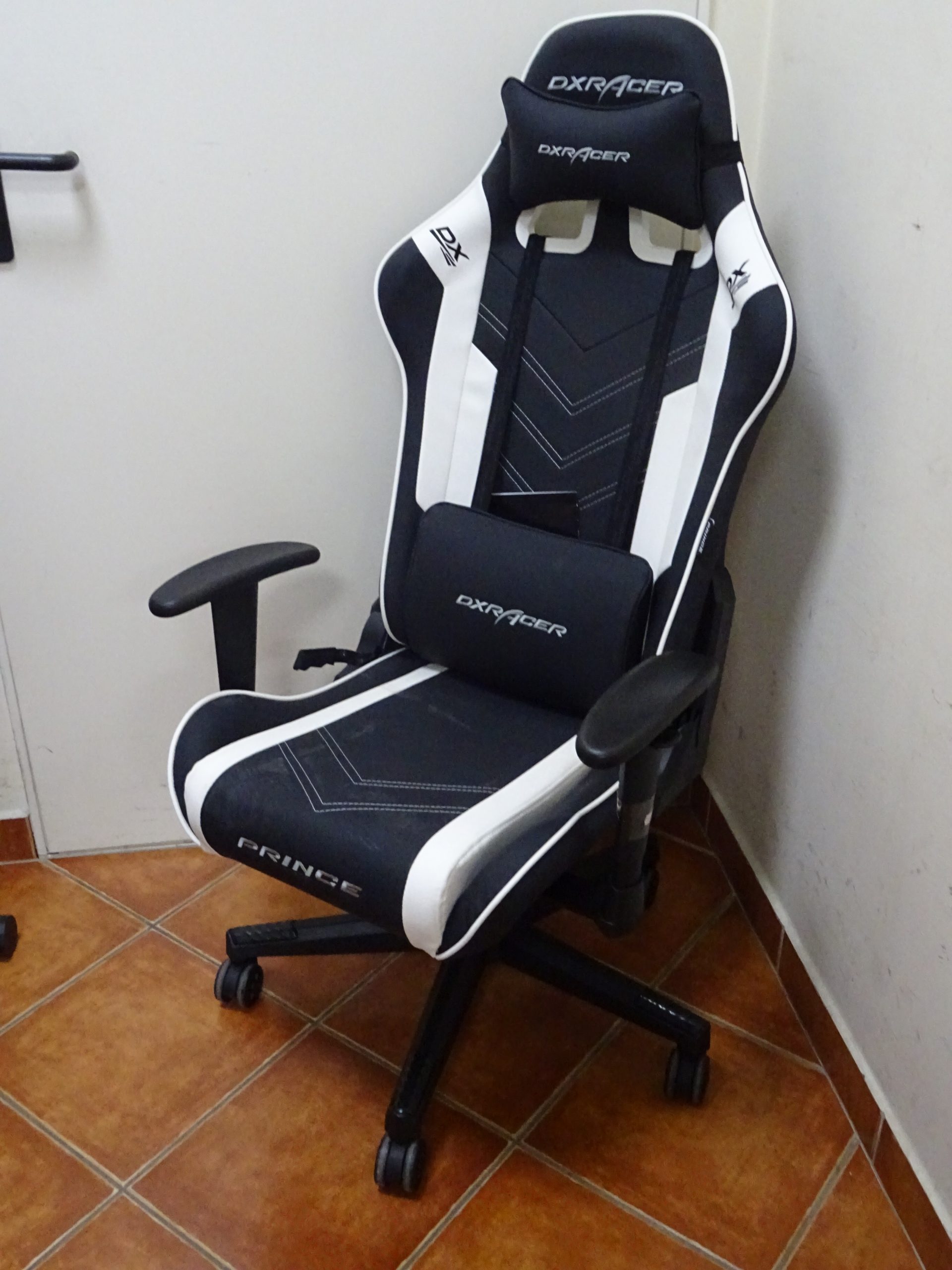 DXRACER  L fekete-fehér gamer szék, kiemelt kép