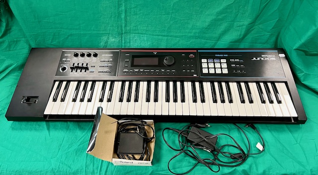 Roland JUNO-DS61 SZINTETIZÁTOR +ROLAND DP2 PEDÁL +ROLAND CB-GO61KP 61 BILLENTYŰ TOK, kiemelt kép