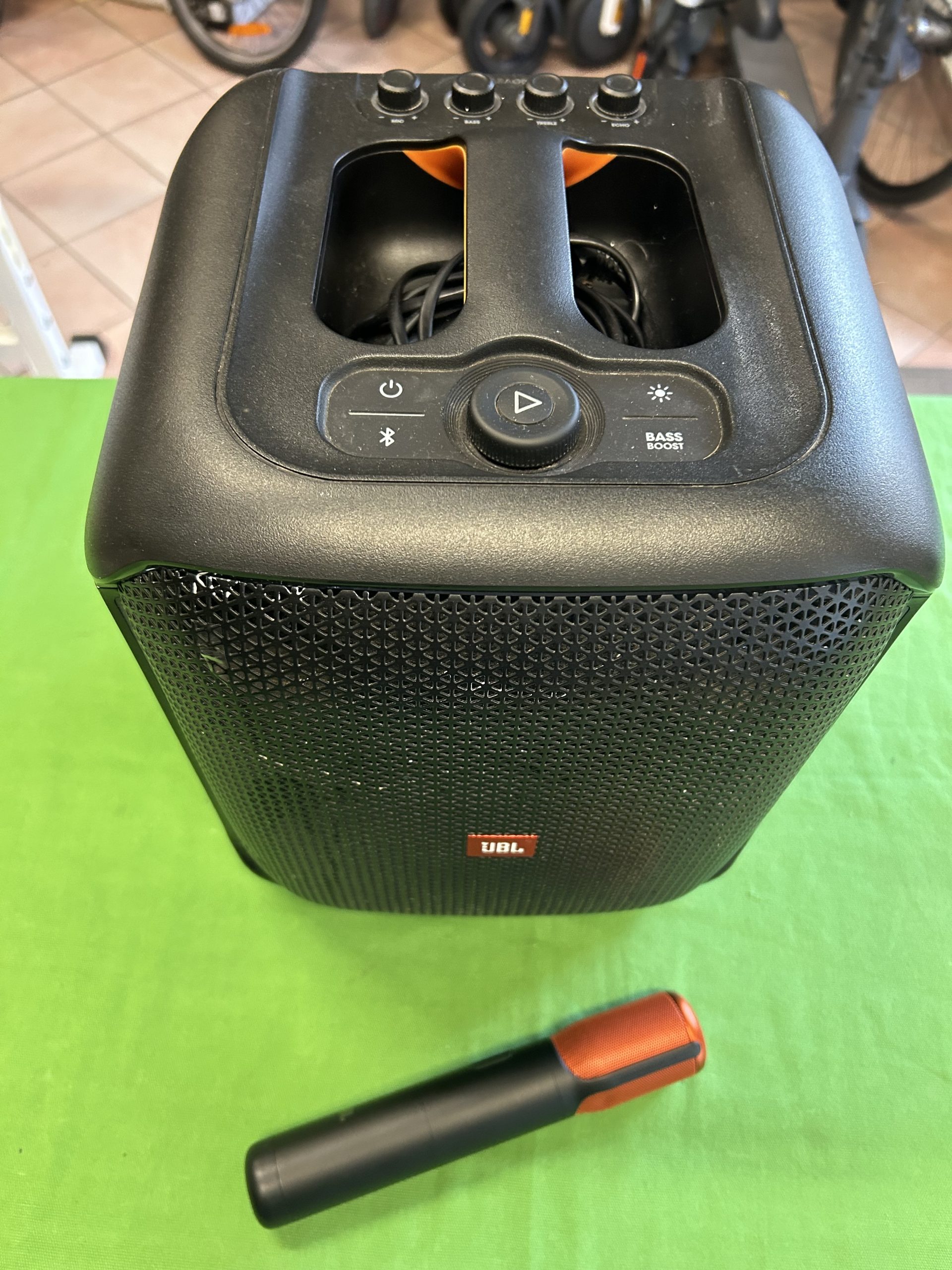 JBL PartyBox Encore Bluetooth hangsugárzó mikrofonnal, kiemelt kép