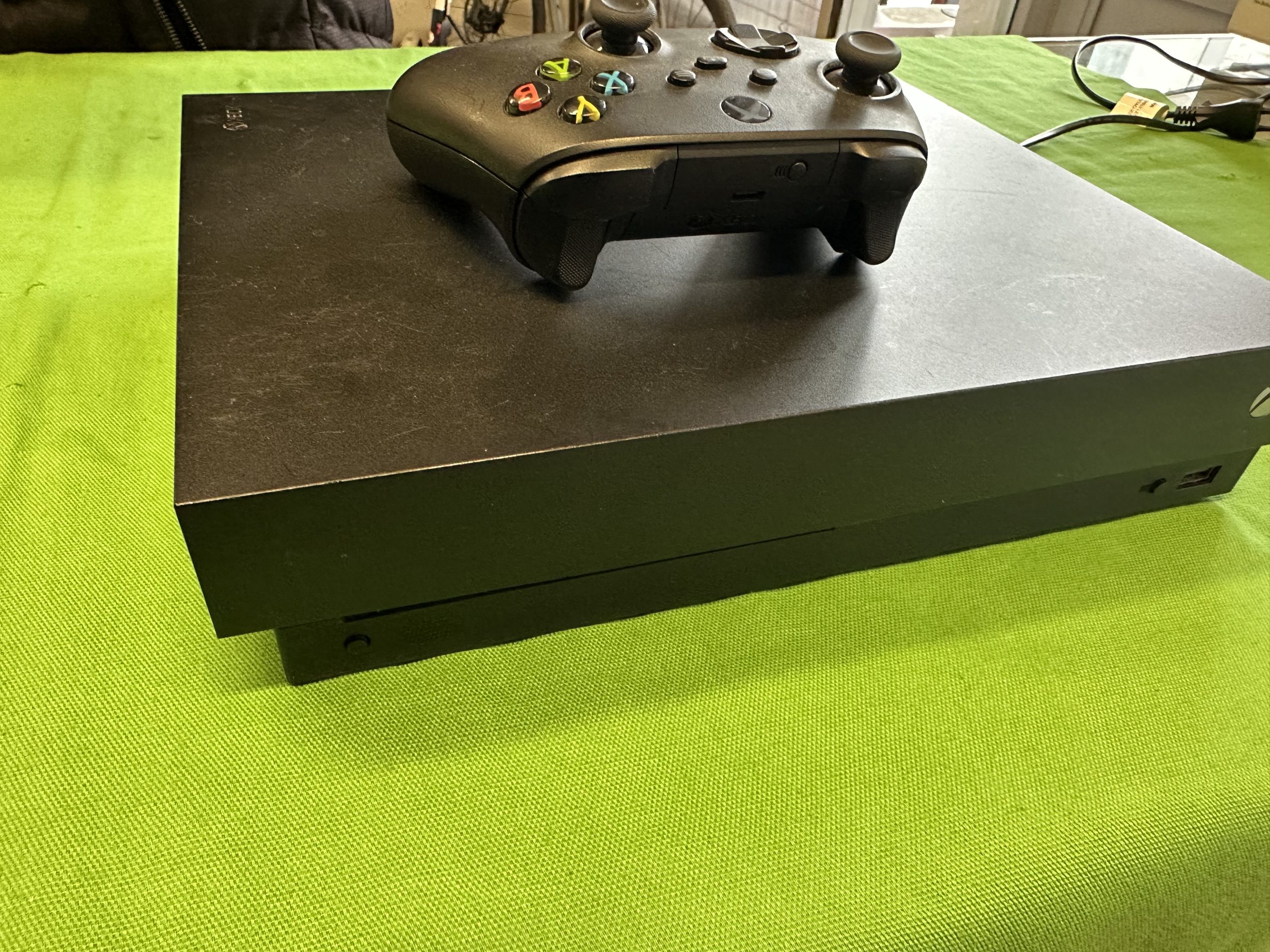 XBOX ONE X konzol 1 kontrollerrel, kiemelt kép