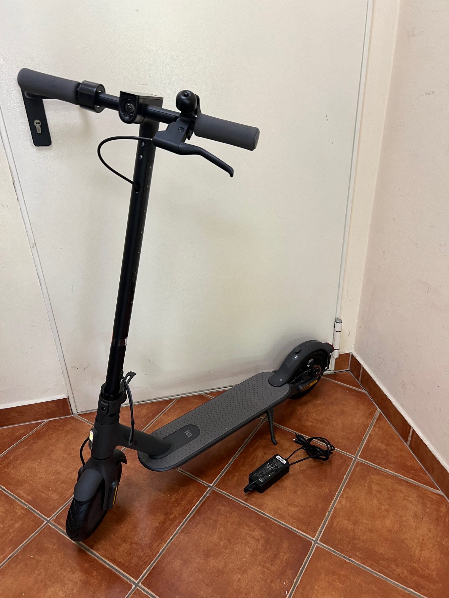 3km-t futott! Elektromos roller Xiaomi Mi Essential, kiemelt kép