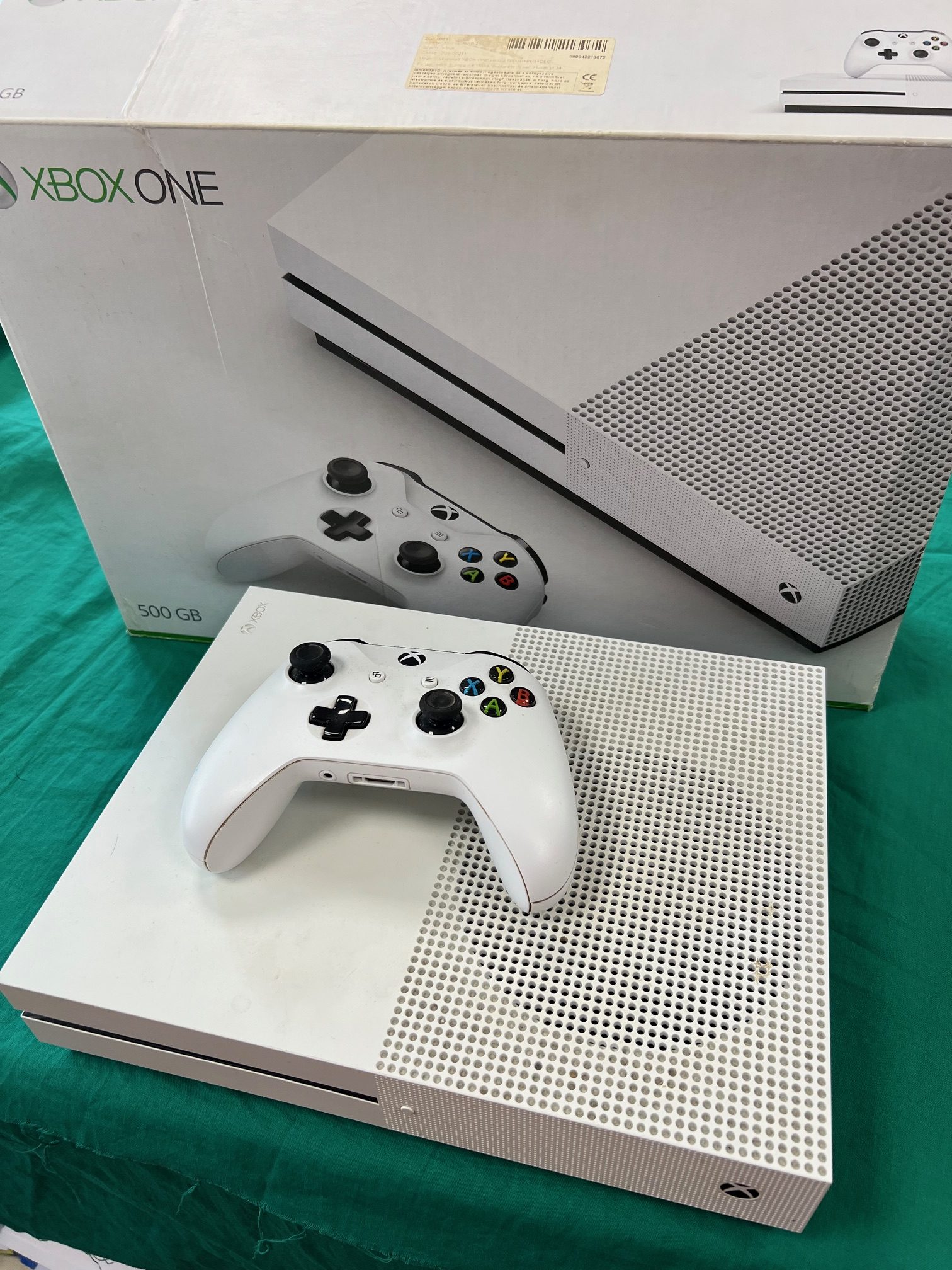 Xbox One S – 500 GB egy karral, kiemelt kép