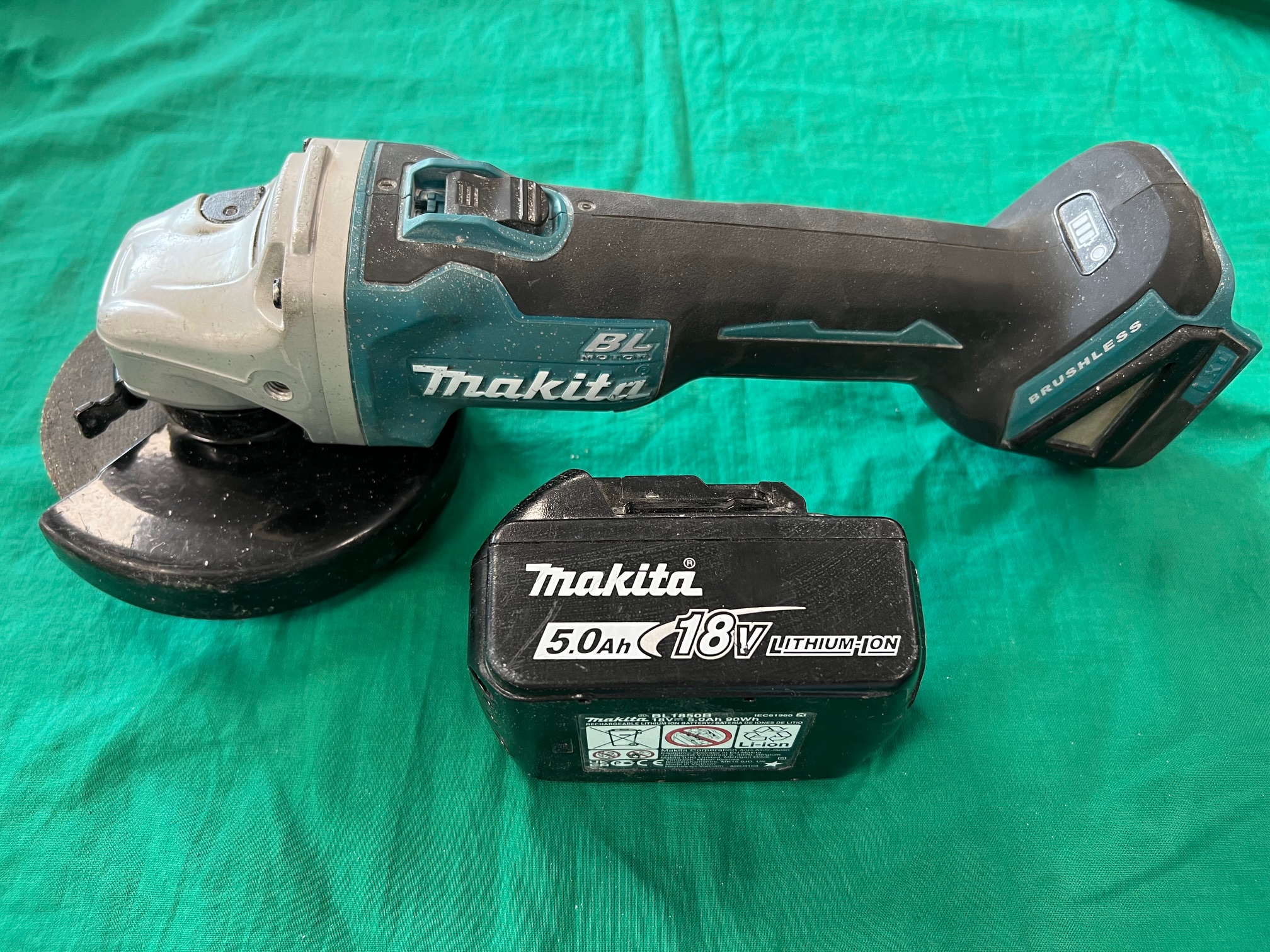 Makita akkumulátoros flex DGA504, kiemelt kép