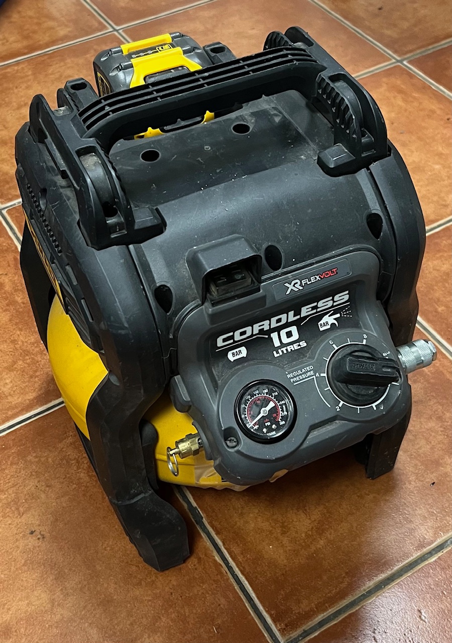 Dewalt  DCC1054 kompresszor-akkumulátorral, kiemelt kép