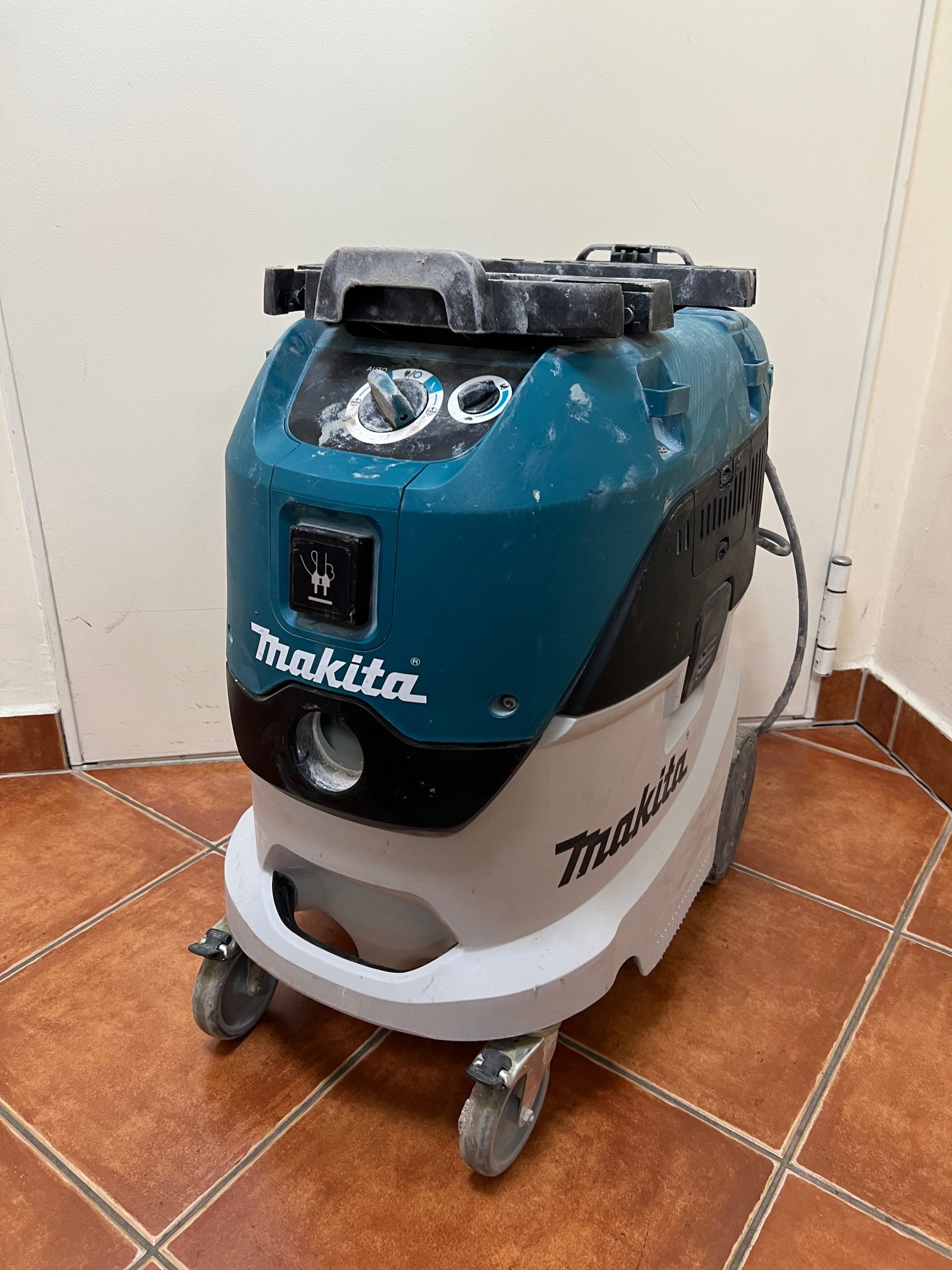 Makita VC 4210L száraz-nedves pórszívó, kiemelt kép