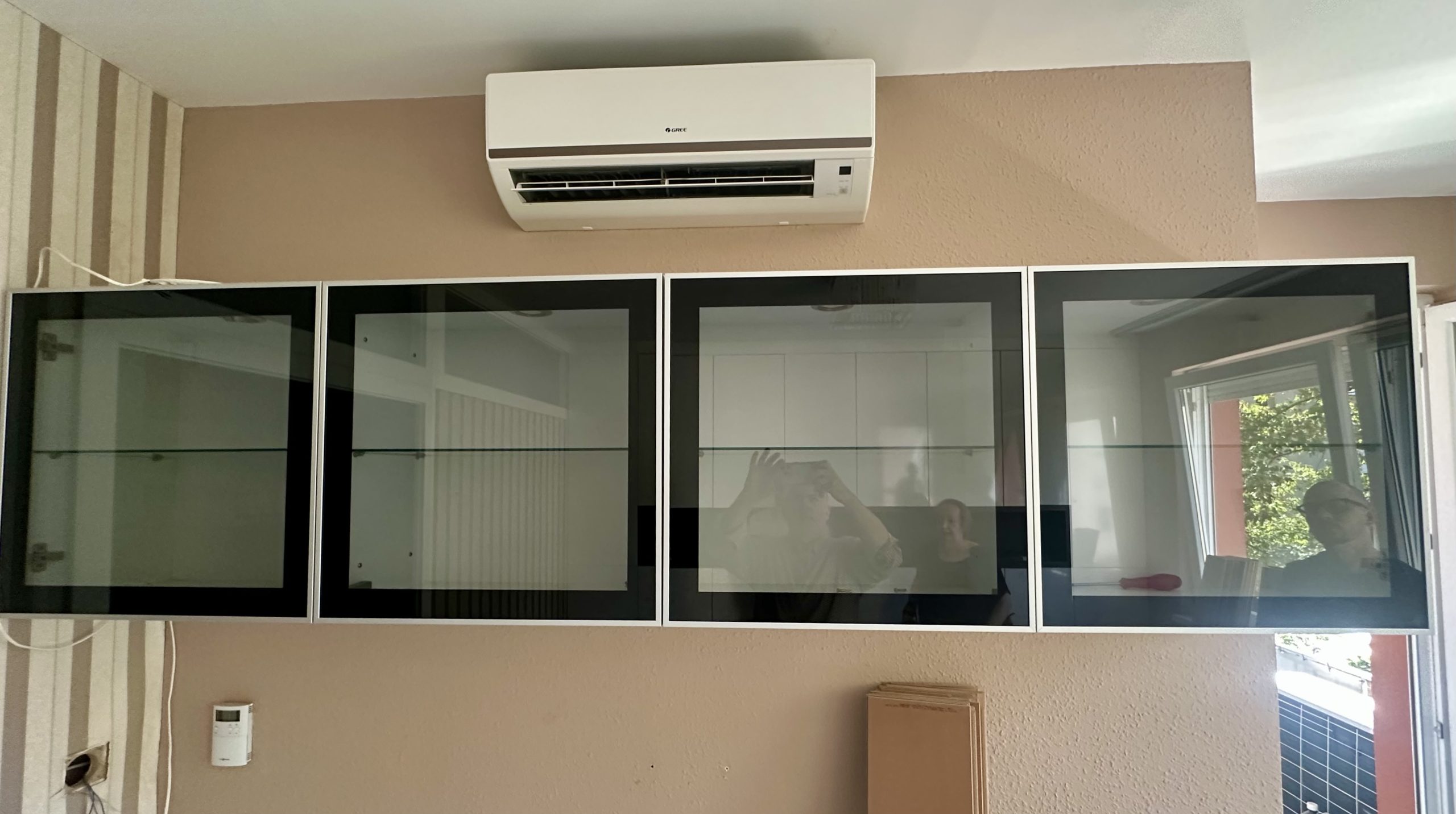 4 részes fali üveges vitrin világítással, kiemelt kép