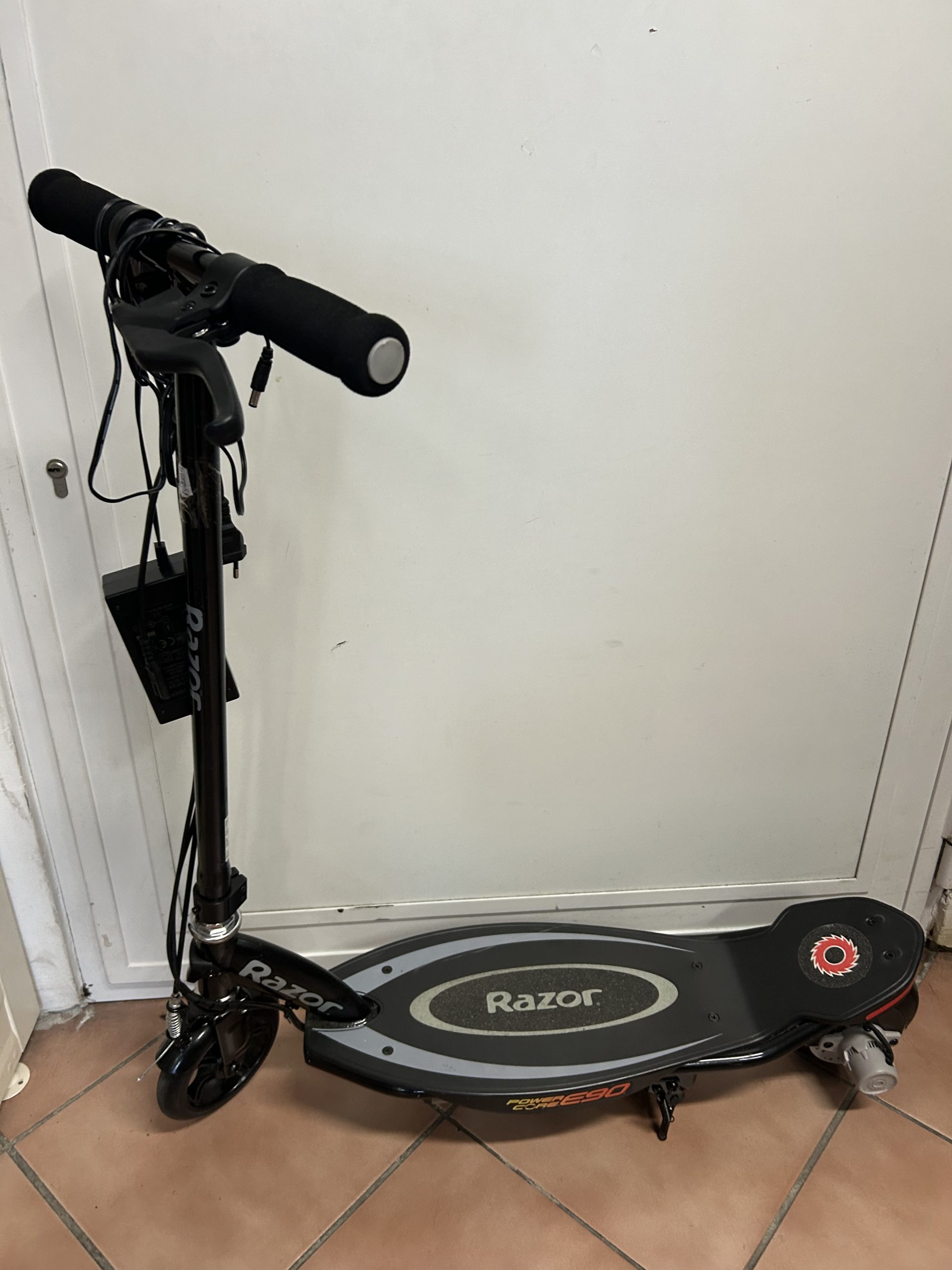 Razor Power Core E90 16 km/óra elektromos roller, kiemelt kép