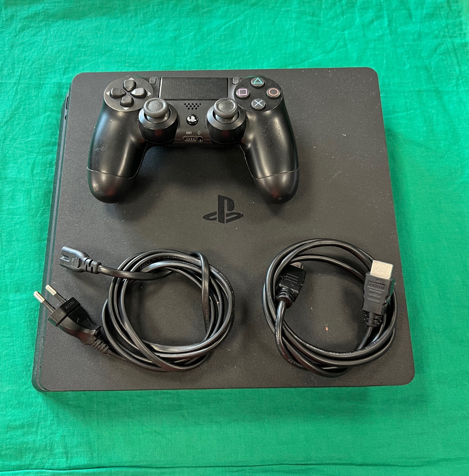 PlayStation 4 Slim 1TB, kiemelt kép