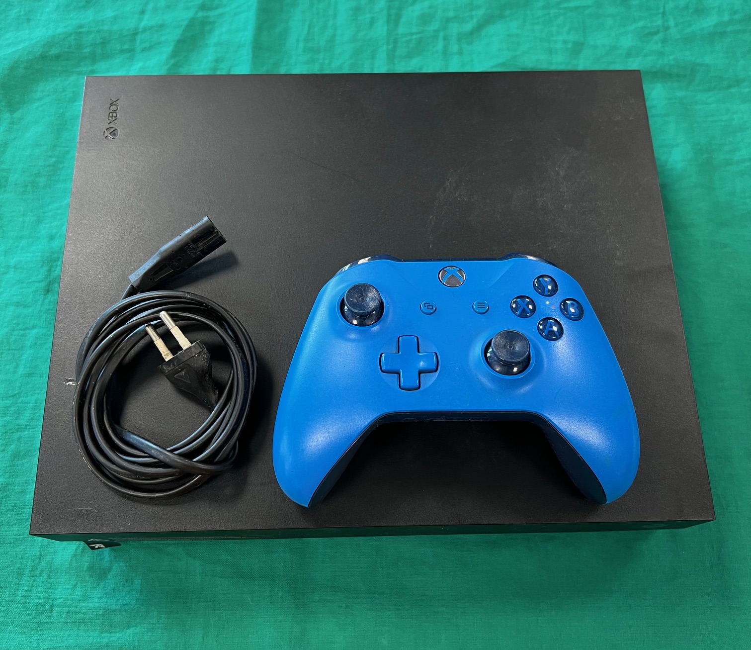 XBOX ONE X konzol 1 kontrollerrel 1Tb, kiemelt kép