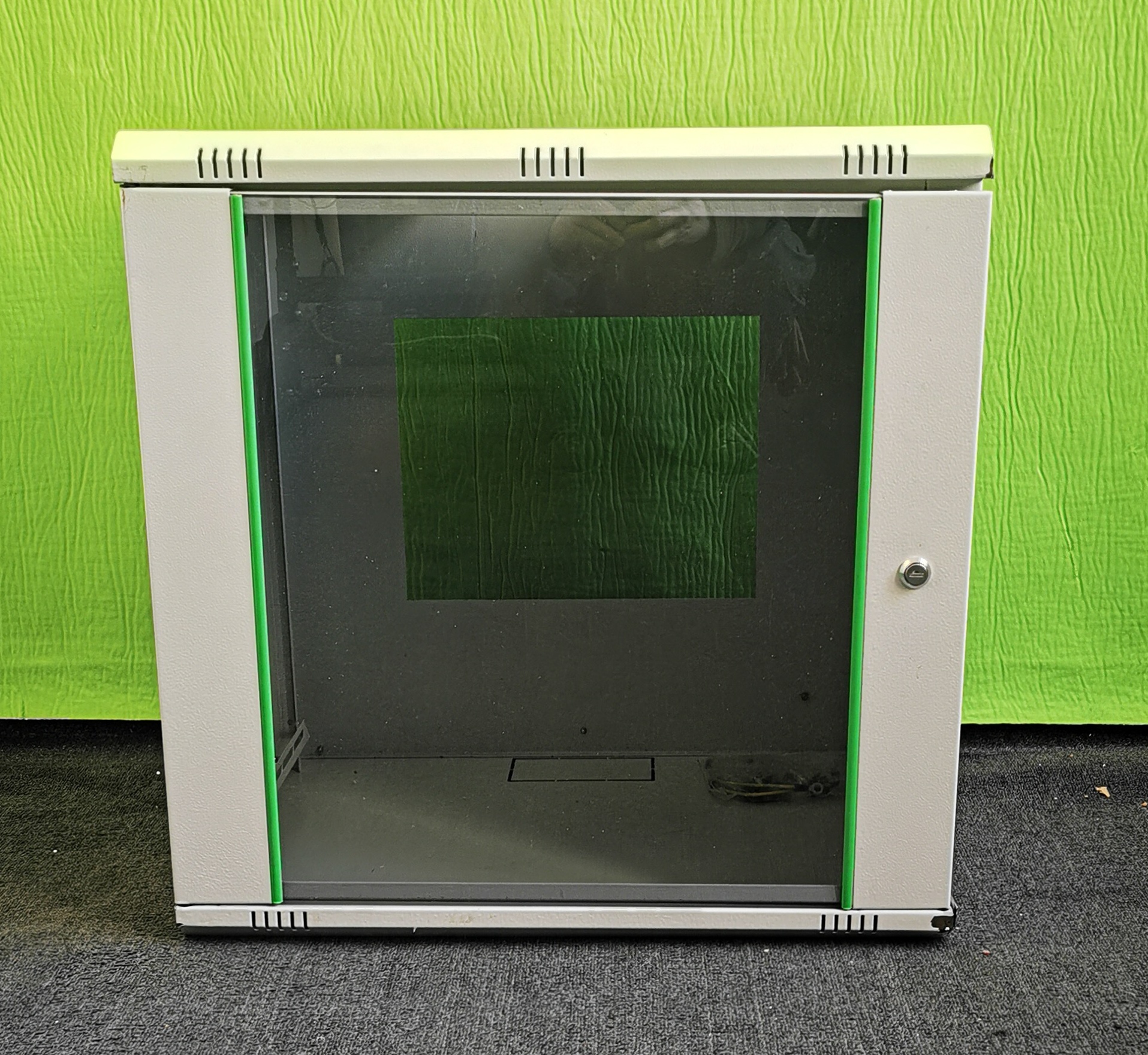 19" 12HE üvegajtós rackház, kiemelt kép