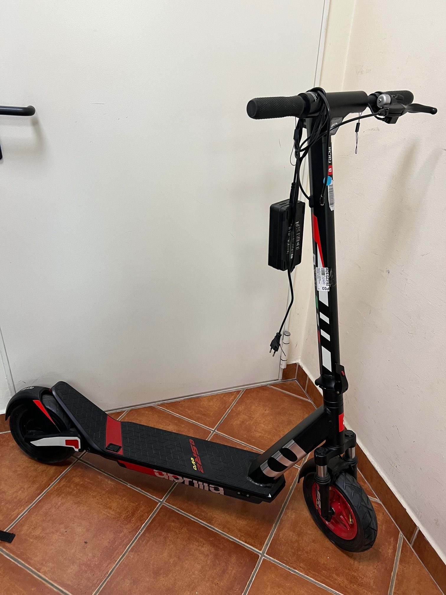 Új, szépséghibás Aprilia eSR2 EVO elektromos roller, kiemelt kép