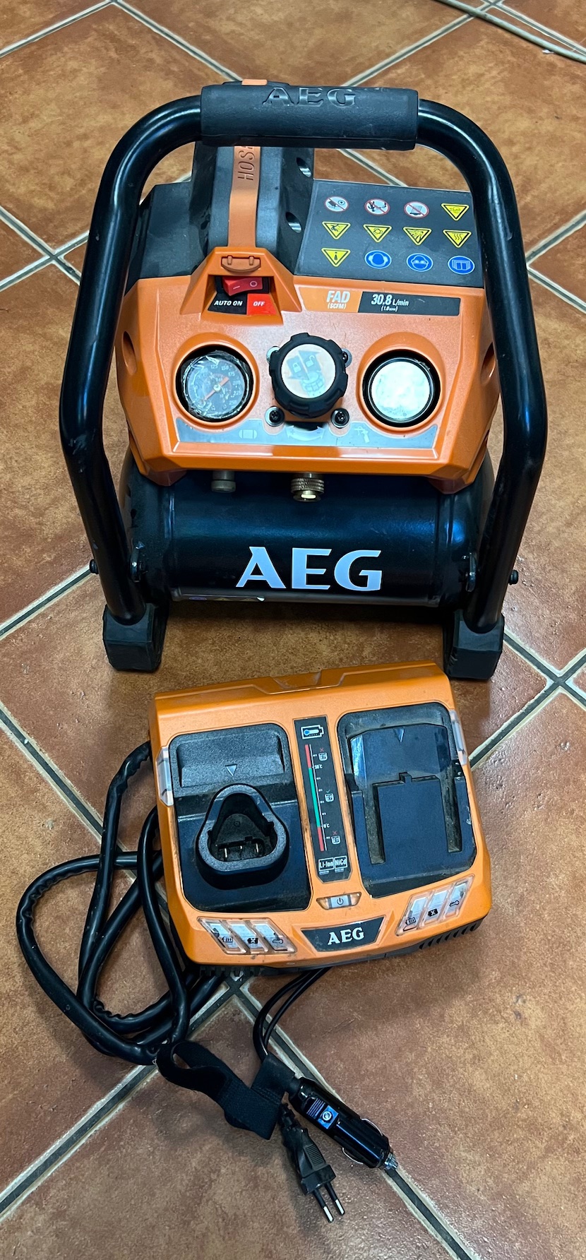 AEG BK18-38Bl Kompresszor-Tőltővel-akkuval, kiemelt kép