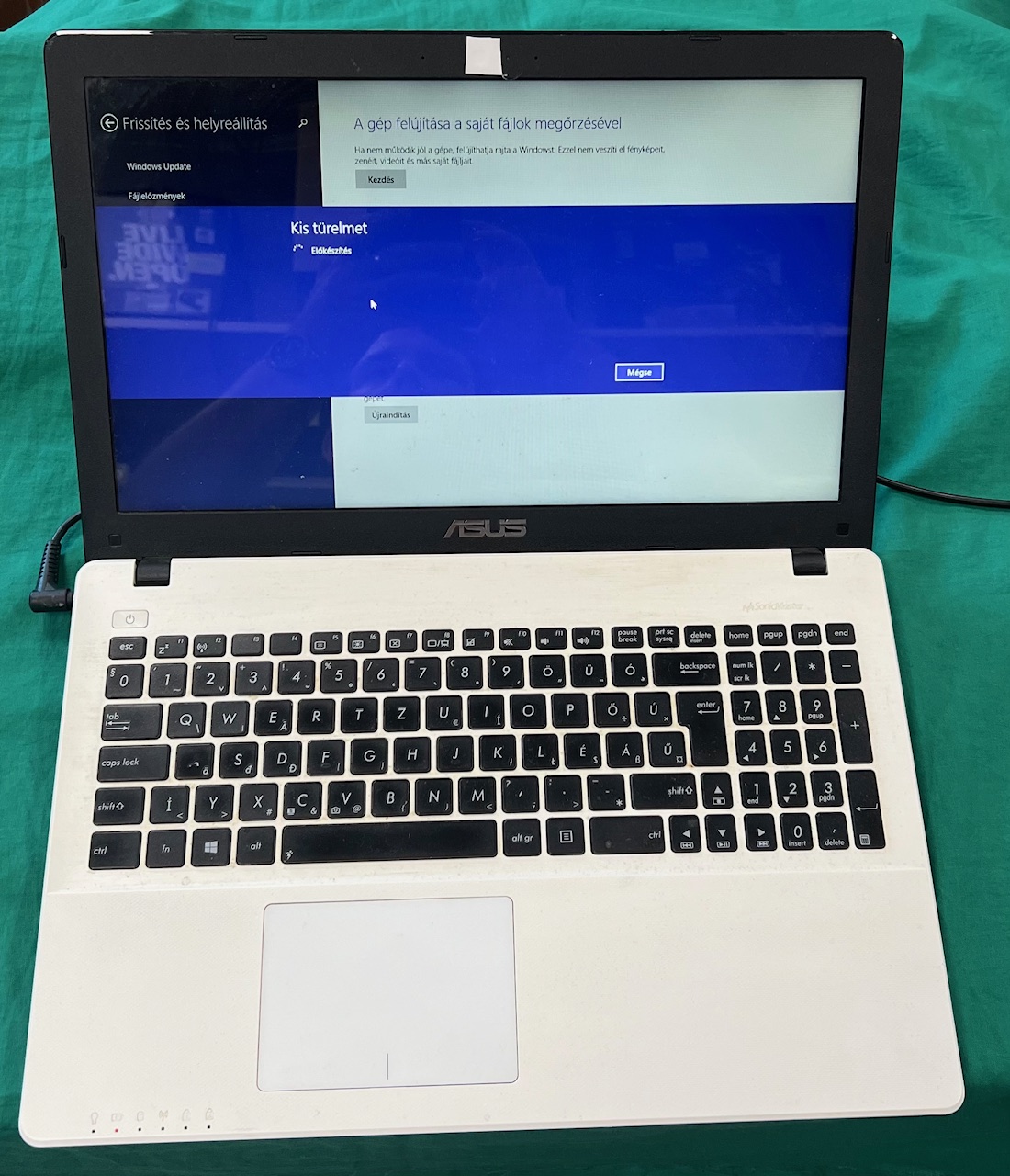 Asus X552C  Laptop i3 240GB/4GB, kiemelt kép
