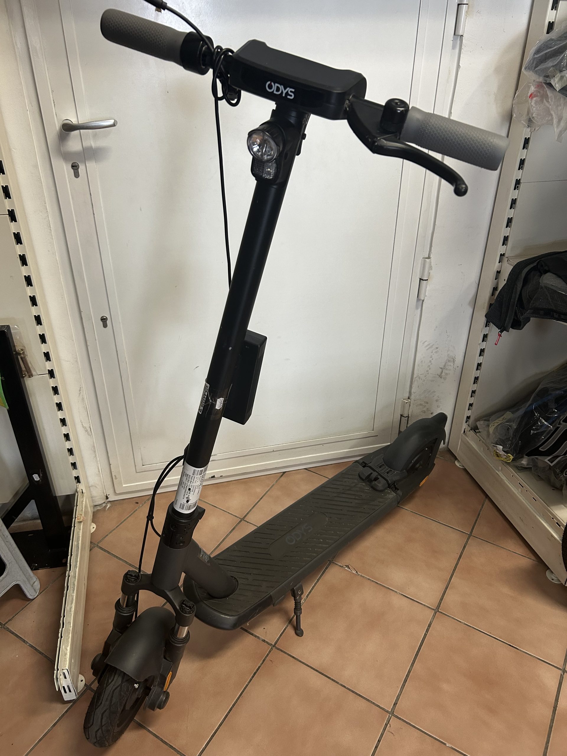 500 W, 32 km/h, Akku: 58V 12,5 Ah ODYS NEO E100 elektromos roller, hatótáv: kb 50-70 km, kiemelt kép