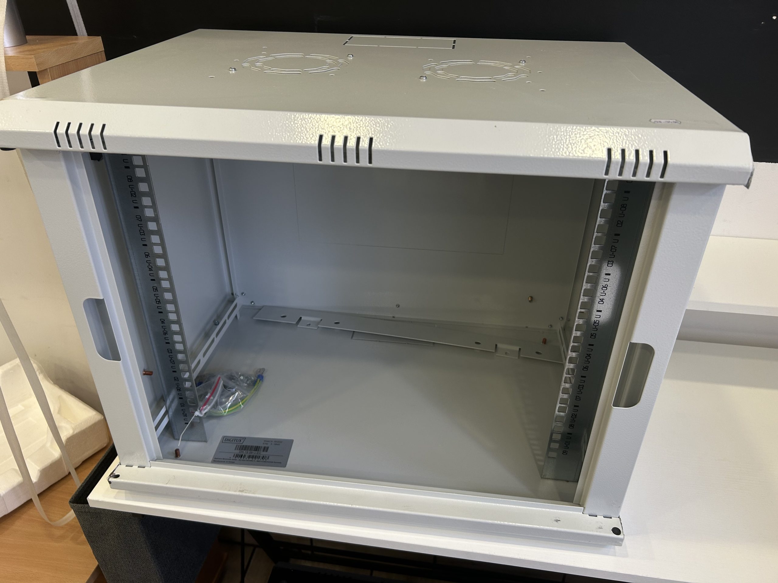 Digitus DN-19 09-U-EC falra szerelhető rackszekrény szürke, kiemelt kép