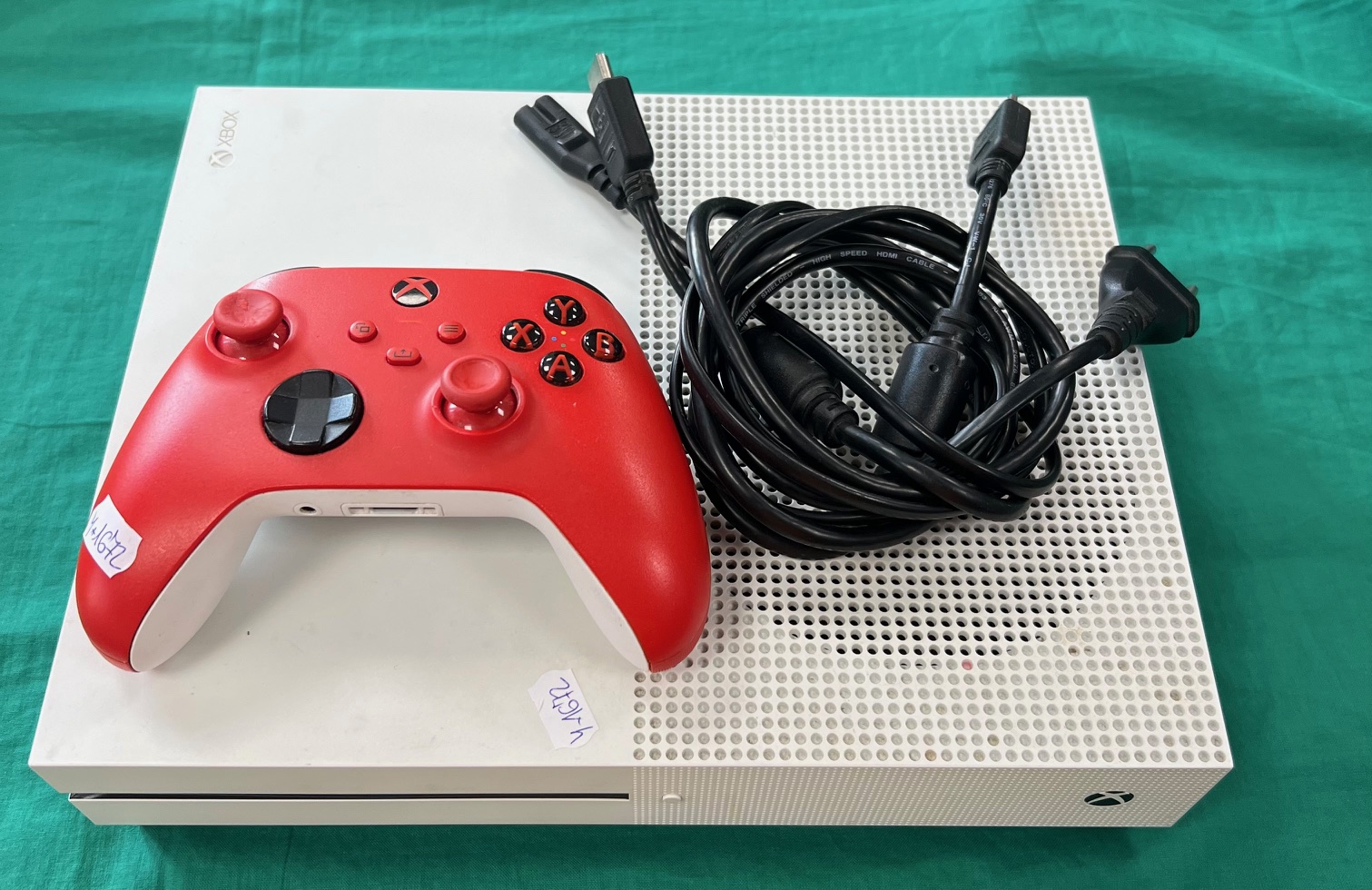 Xbox One S – 500 GB egy karral, kiemelt kép