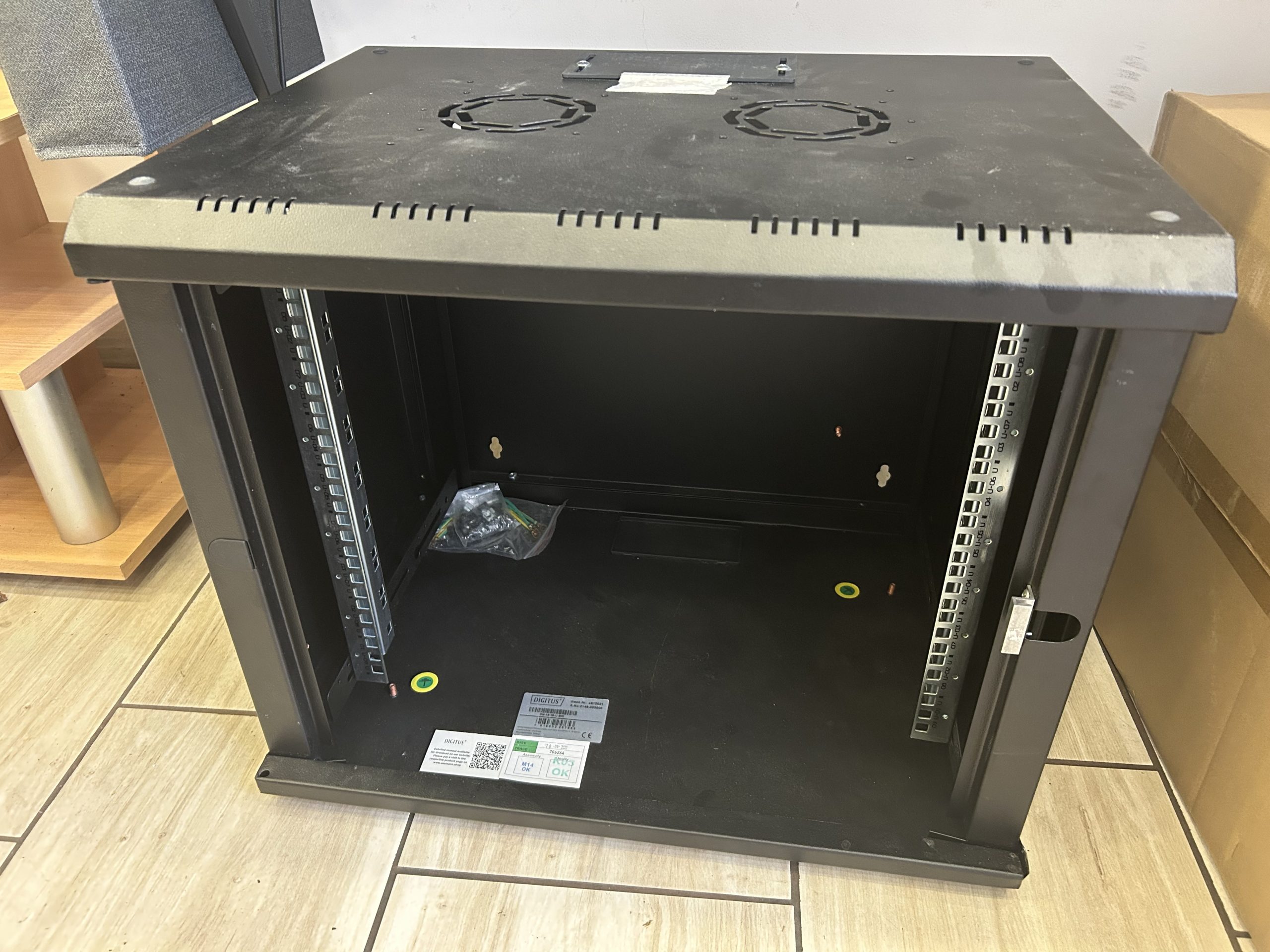 Digitus DN-19 09-U-EC falra szerelhető rackszekrény, fekete, kiemelt kép