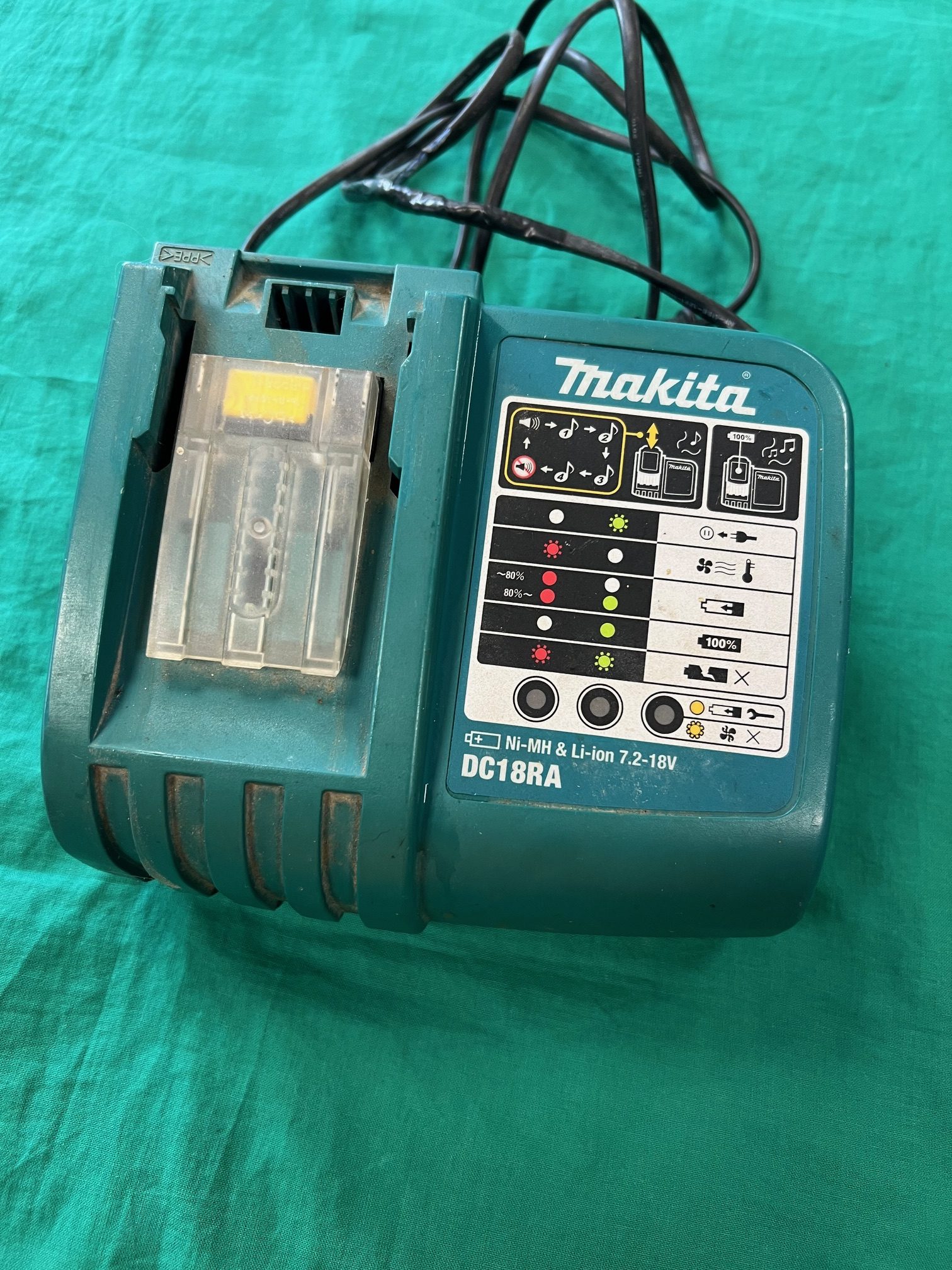 Makita DC18RA akkumulátor tőltő, kiemelt kép