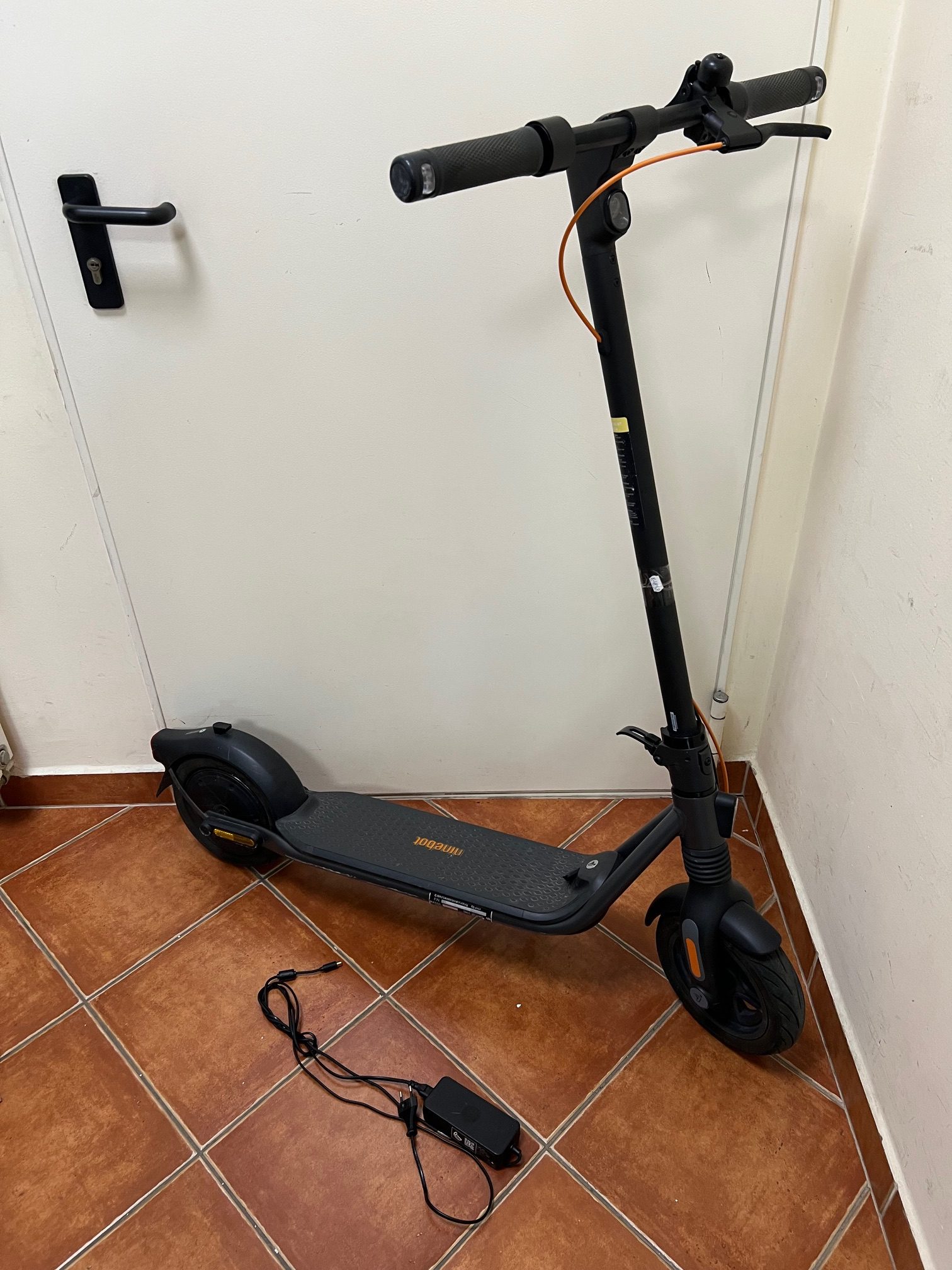 Ninebot F2 Pro 900W elektromos roller, kiemelt kép