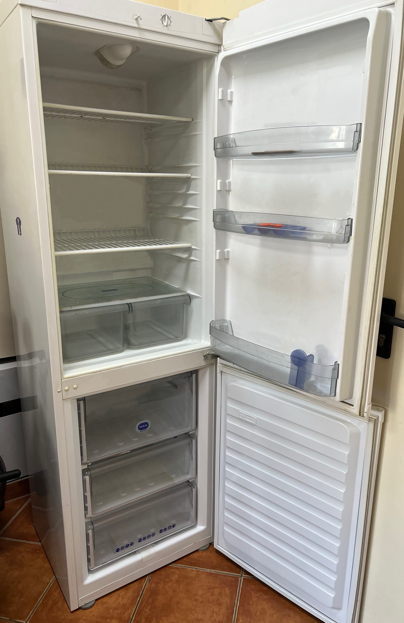 Whirlpool Alulfagyasztós hűtőszekrény (ARC5453), kiemelt kép