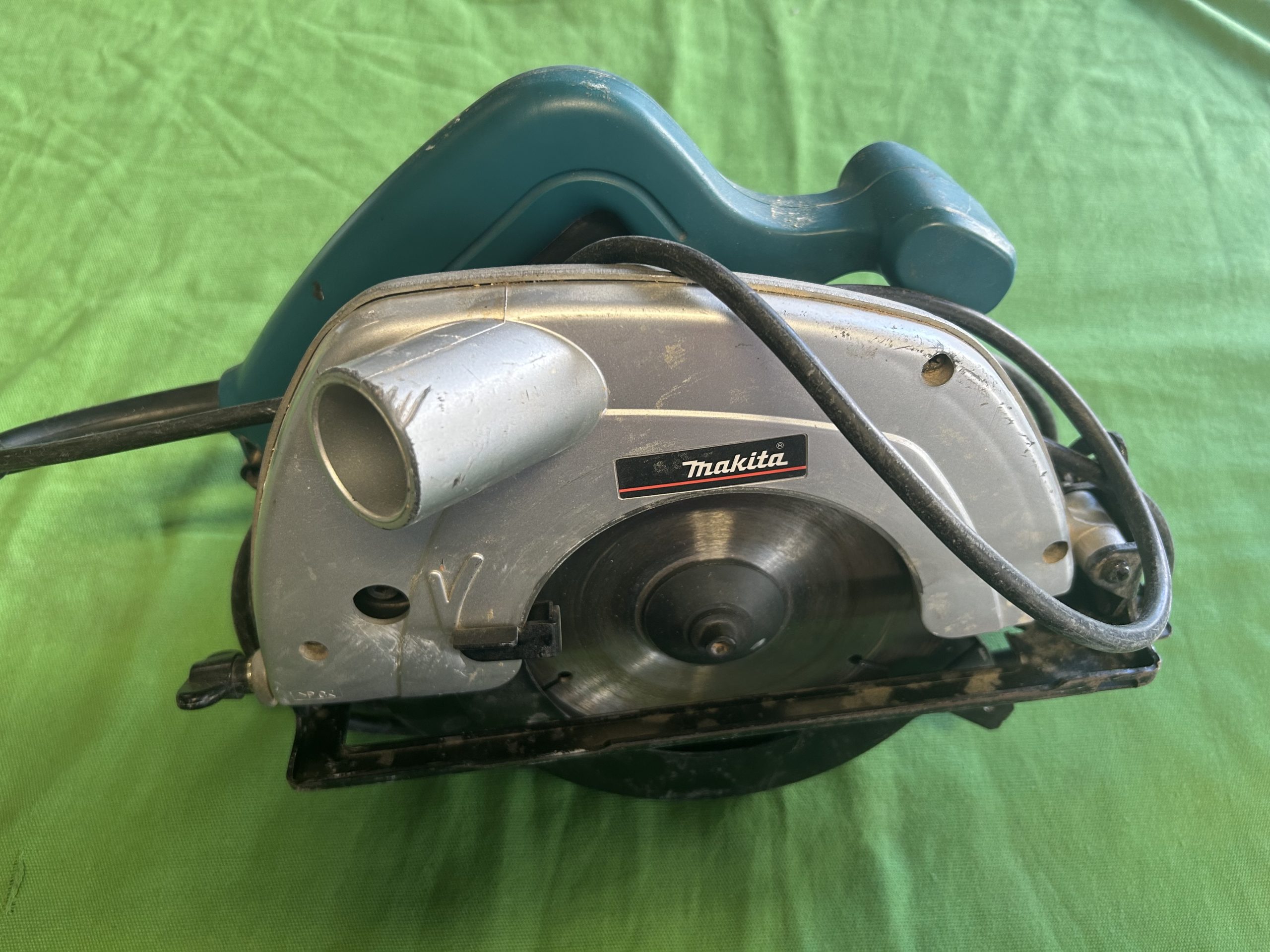 Makita 5604R kézi körfűrész, kiemelt kép