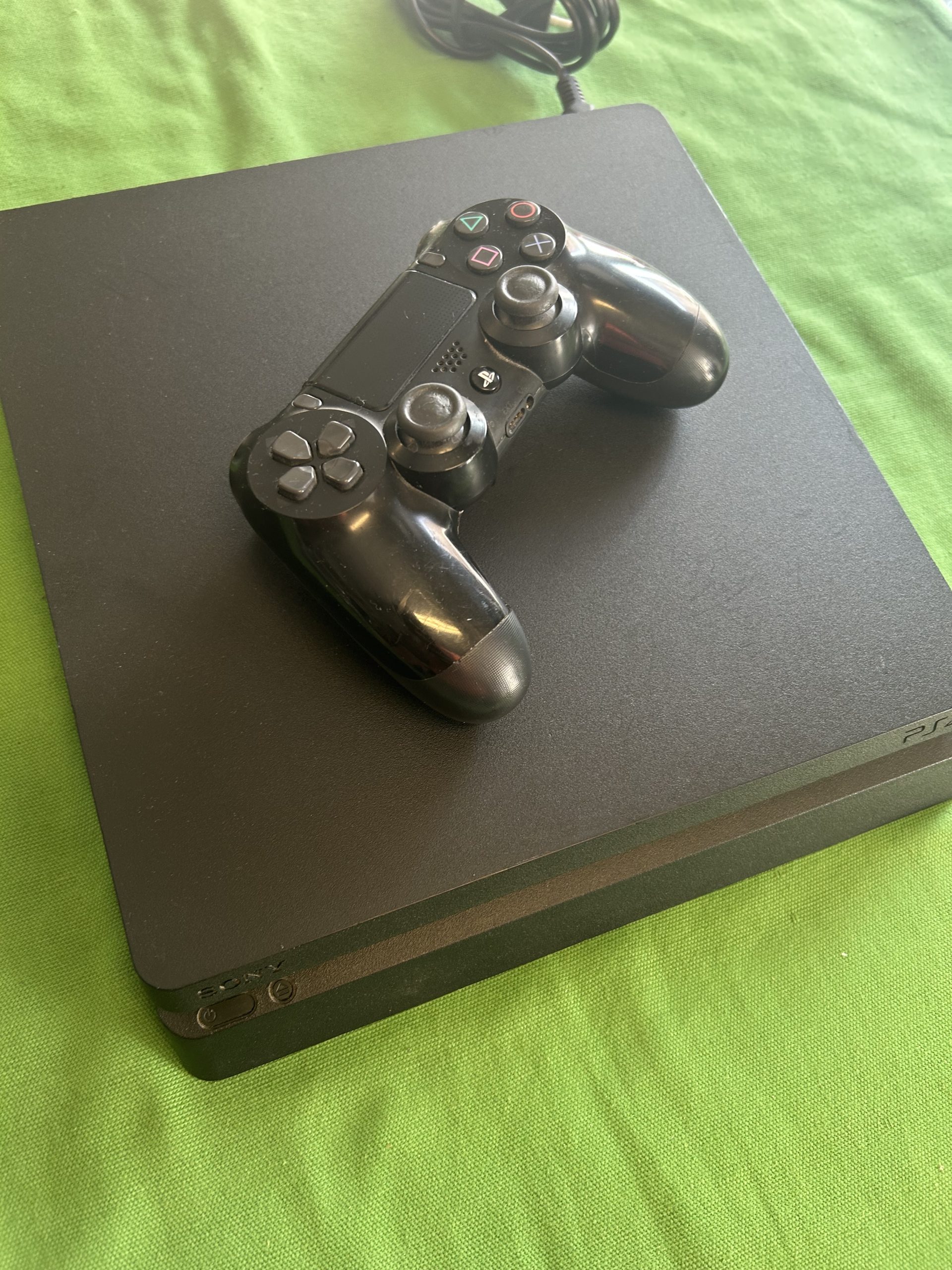 PS4 SLIM 1 TB konzol, kiemelt kép