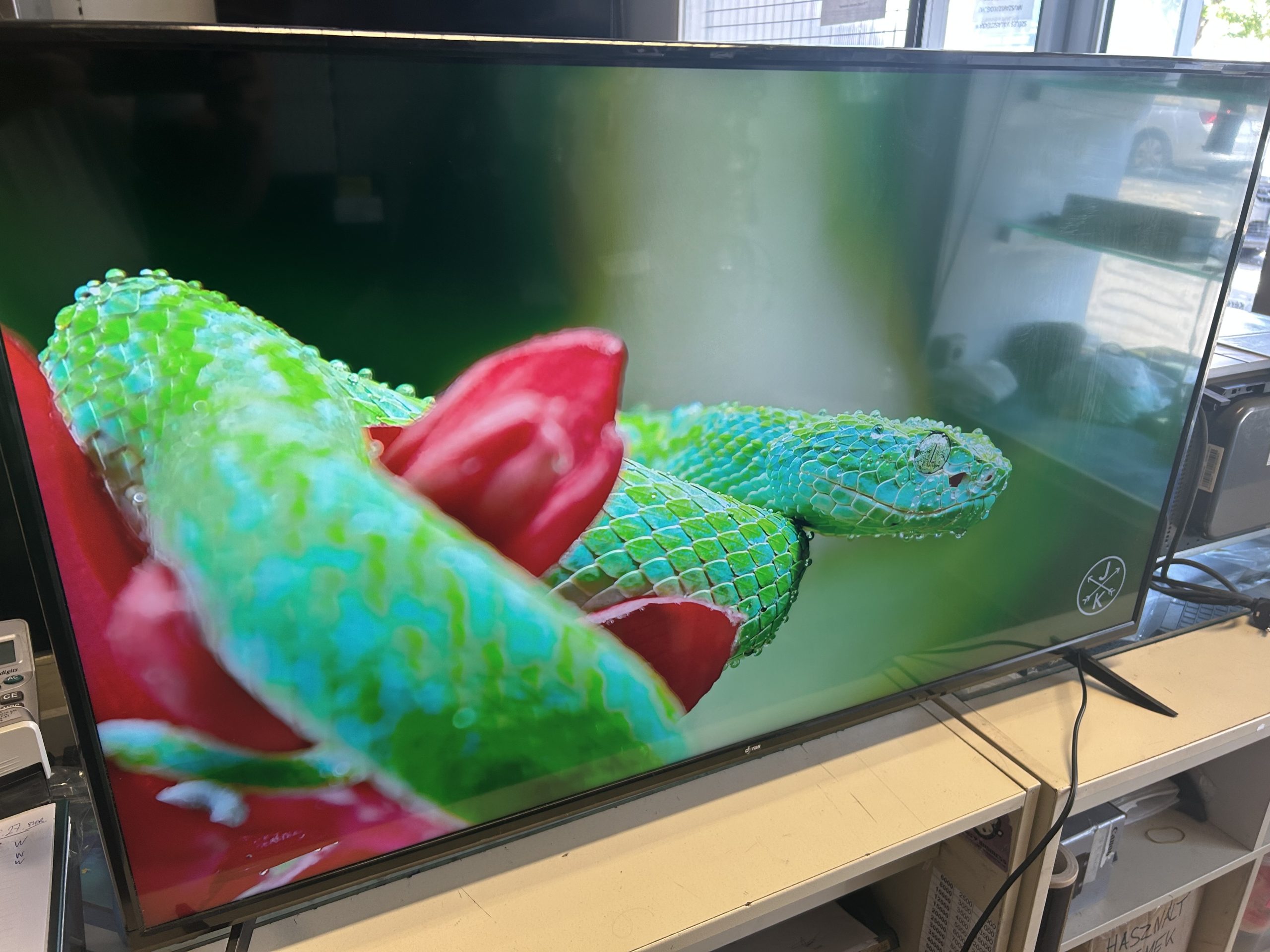 dyras 108 cm 4K smart okos TV BL-43UW12EU, kiemelt kép