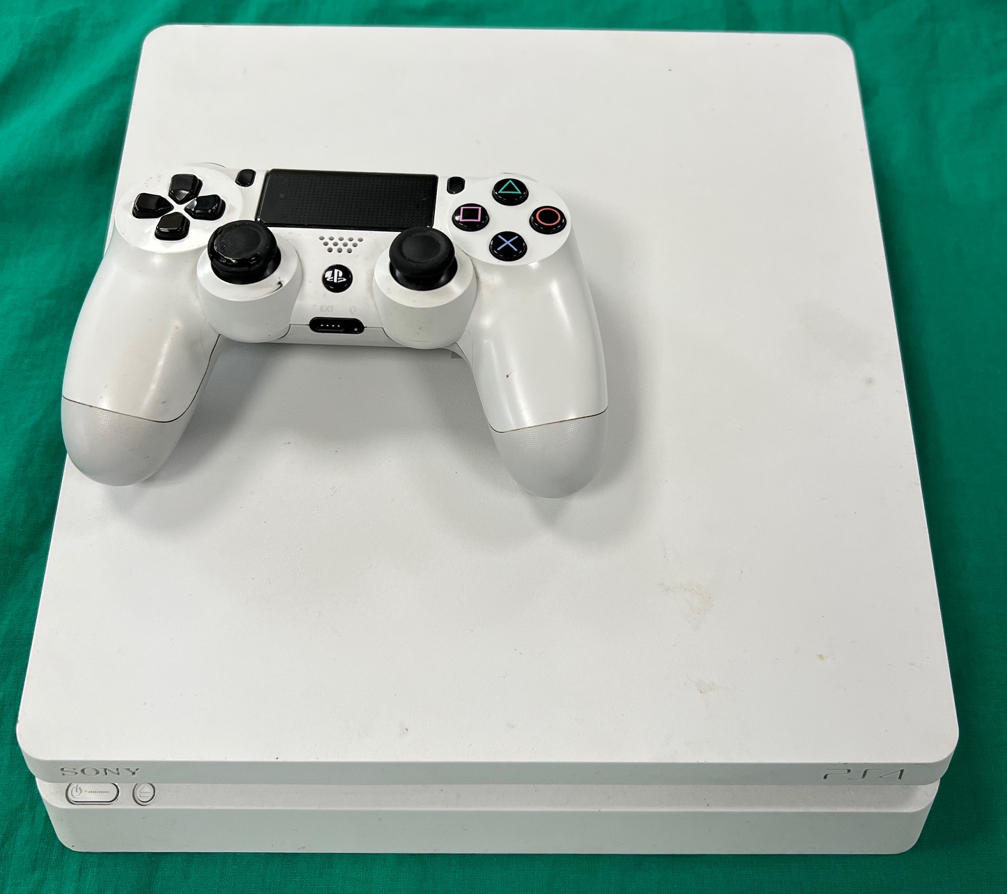 Sony PS4 SLIM 1 TB konzol, kiemelt kép