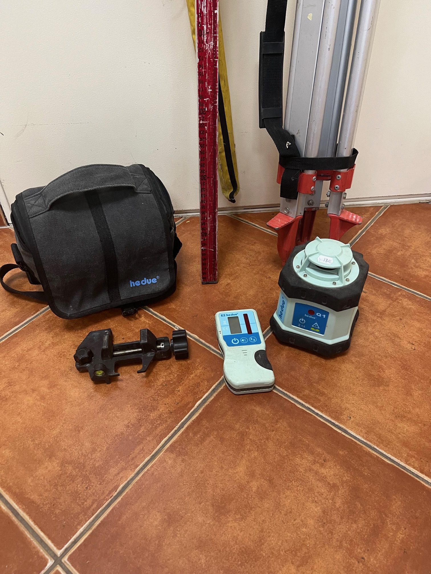 Hedue Q1 forgólézer - állvánnyal, kiemelt kép
