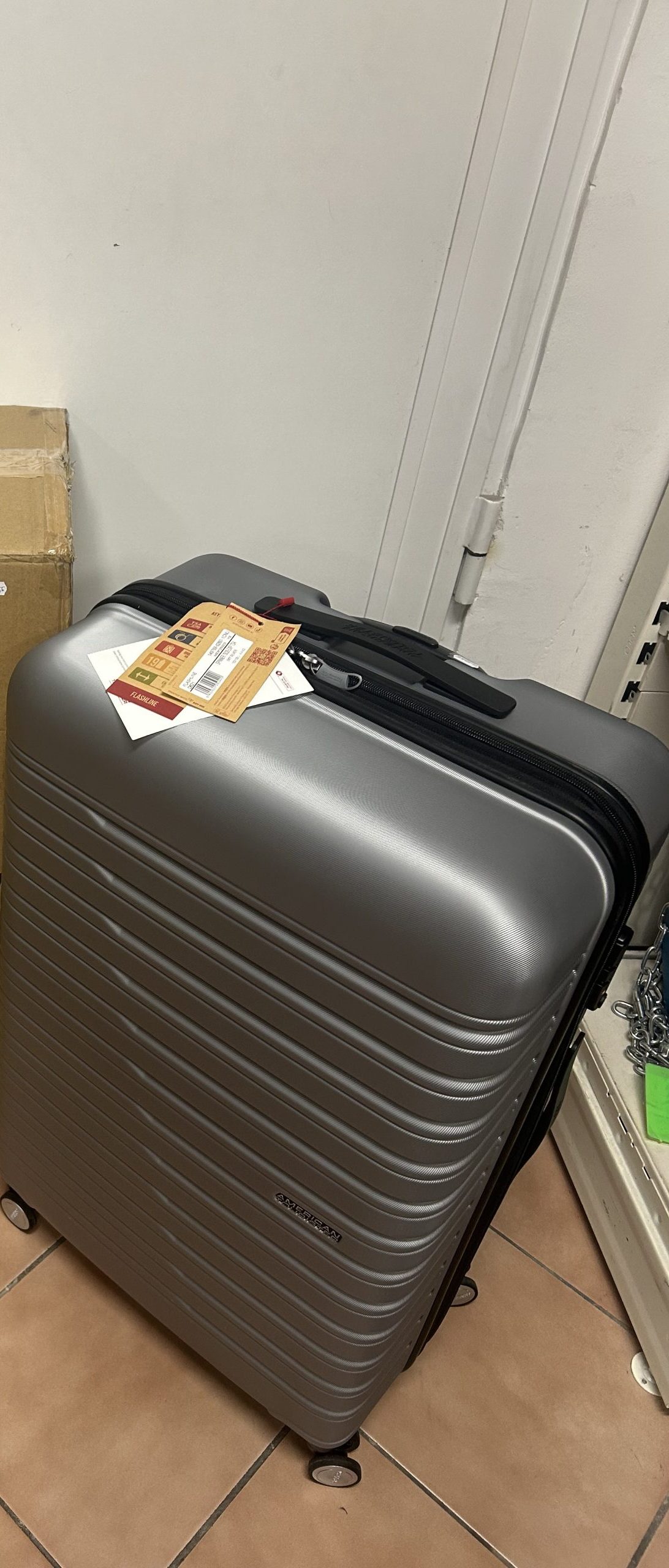 Új American Tourister bőrönd - 67 cm - bővíthető, kiemelt kép