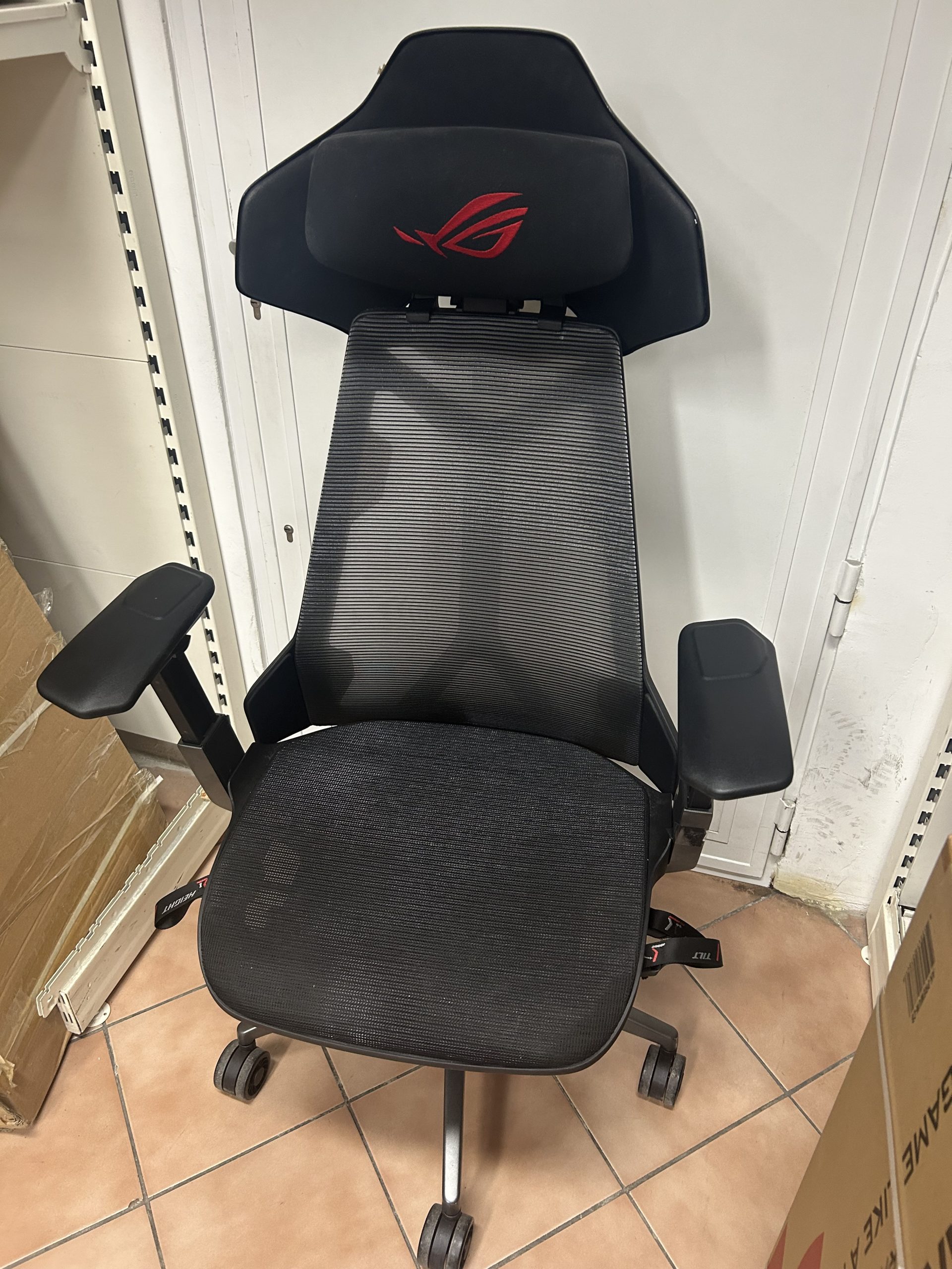 Asus ROG Destrier Ergo gamerszék, kiemelt kép