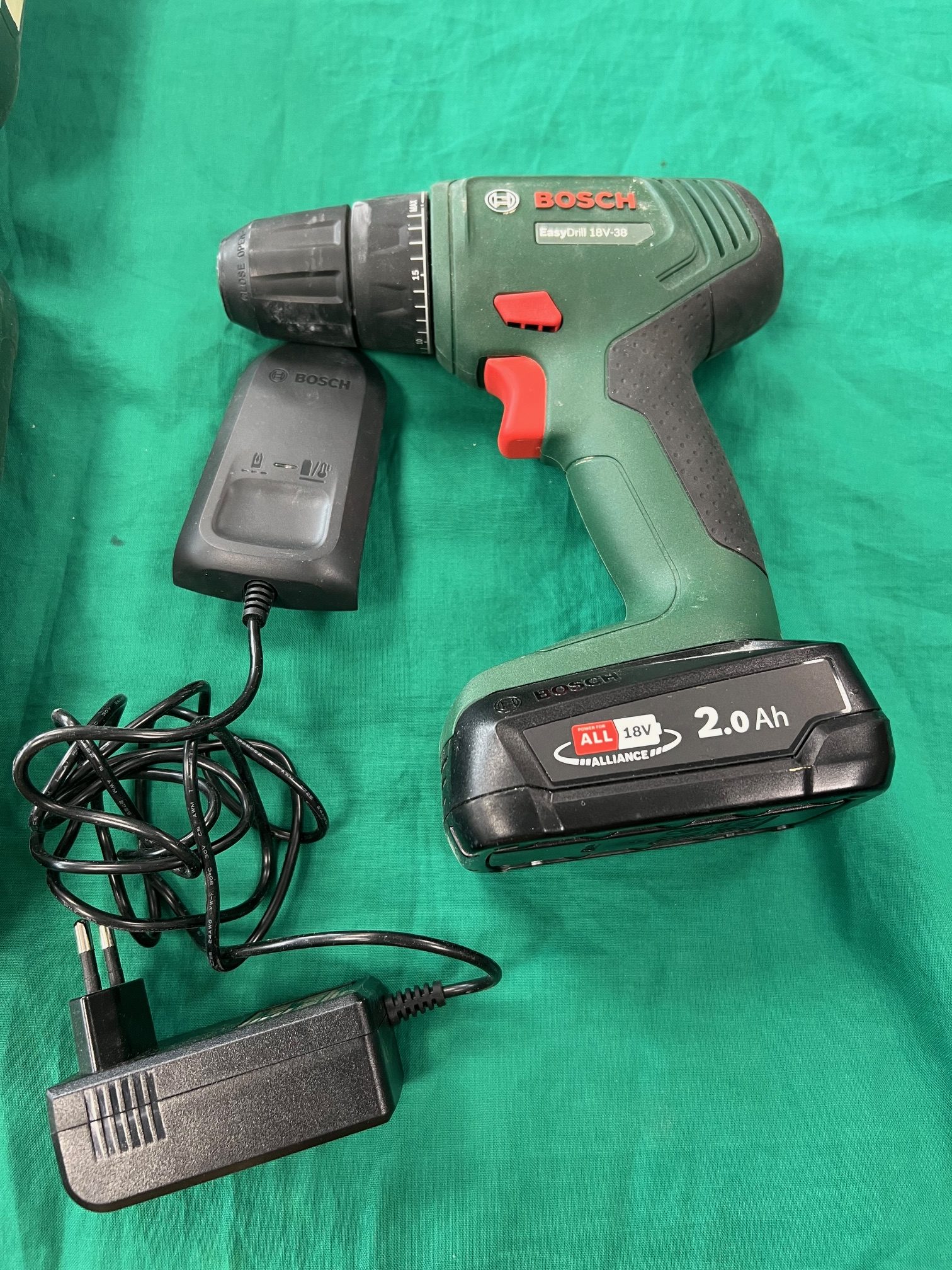 Bosch akkumulátoros fúrógép EasyDrill 18V-38 (06039D8003), kiemelt kép