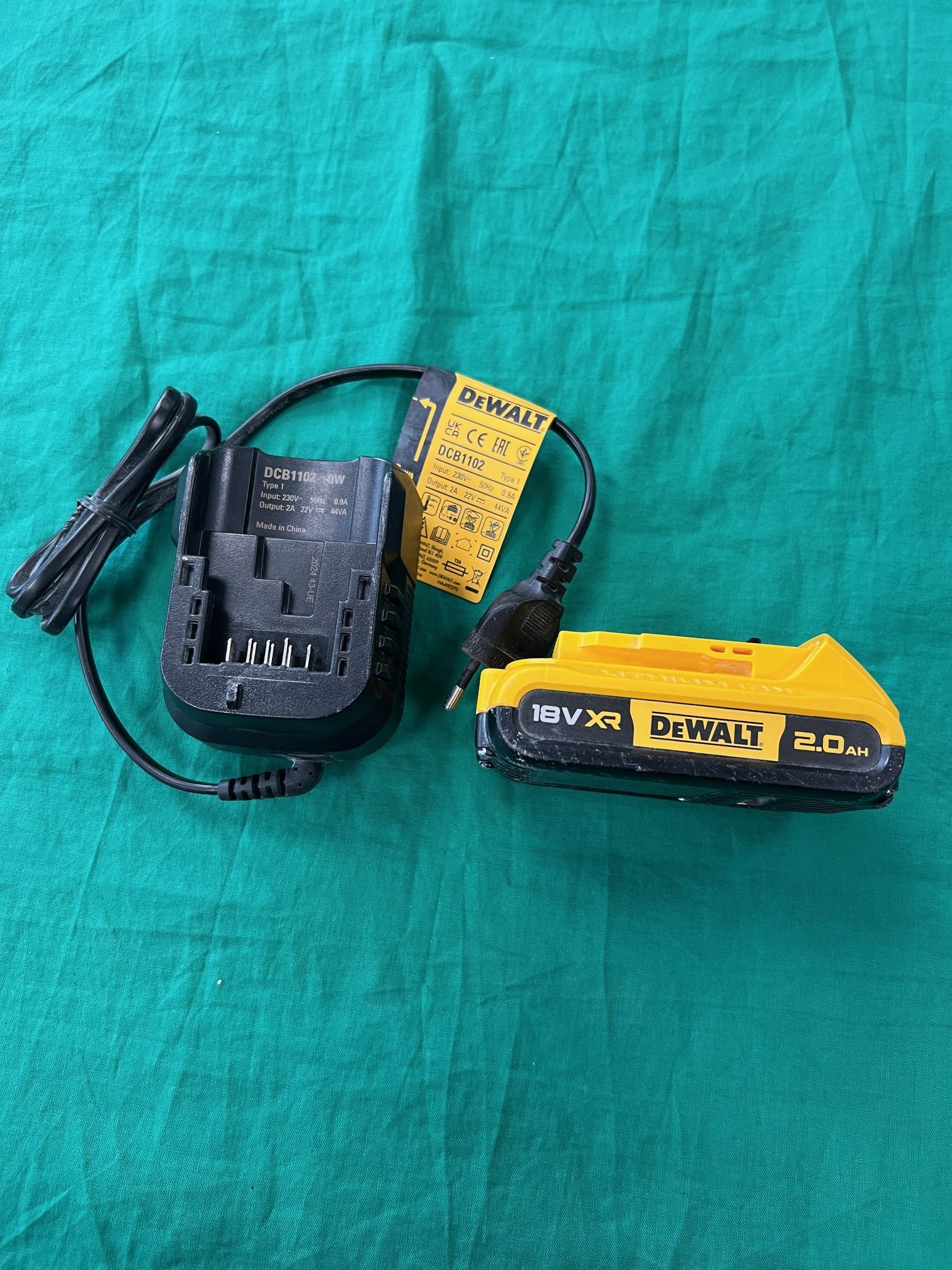 Dewalt DCB-1102 akkumulátor tőltő - egy akksival, kiemelt kép